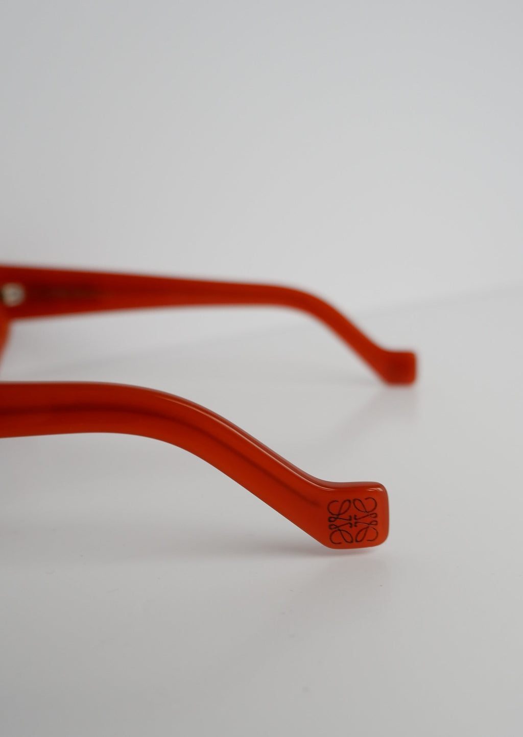Authentiques Lunettes de Soleil Loewe Œil de Chat Orange d'Occasion