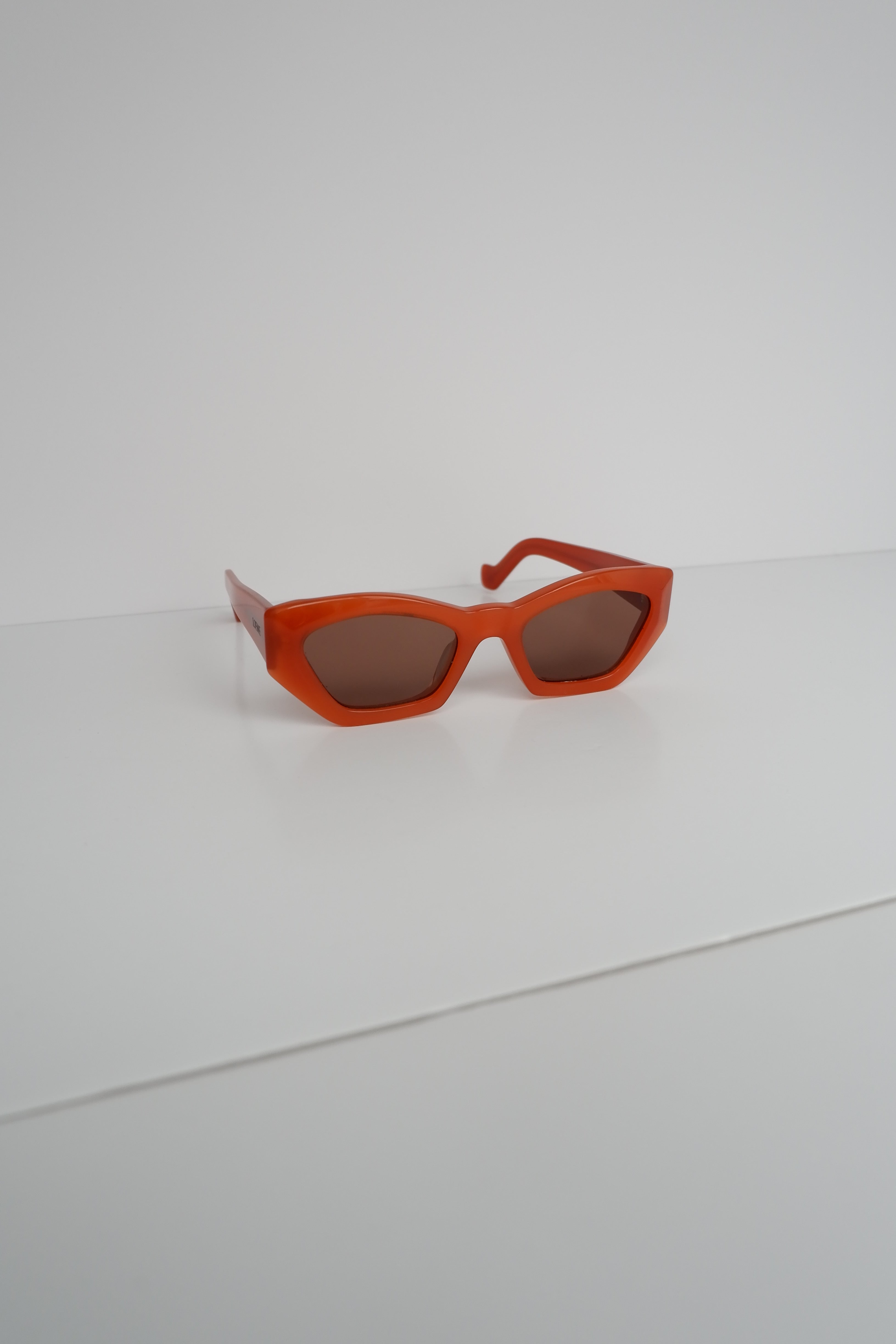 Authentiques Lunettes de Soleil Loewe Œil de Chat Orange d'Occasion