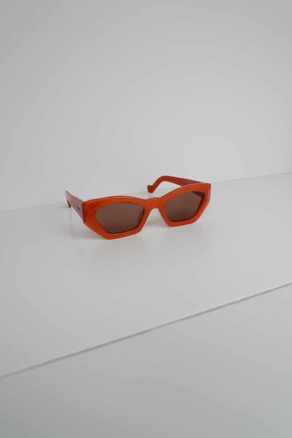 Authentiques Lunettes de Soleil Loewe Œil de Chat Orange d'Occasion