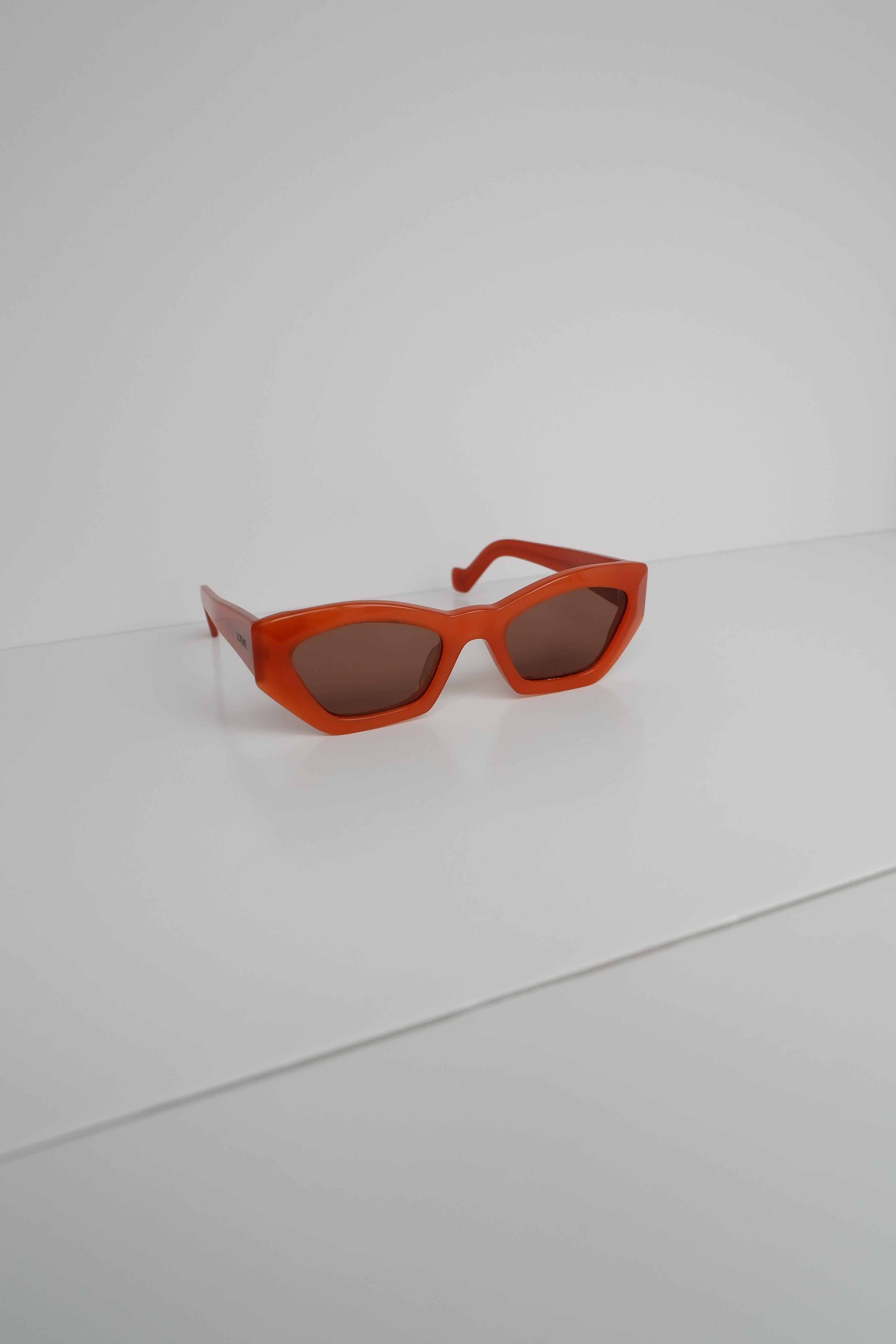 Authentiques Lunettes de Soleil Loewe Œil de Chat Orange d'Occasion