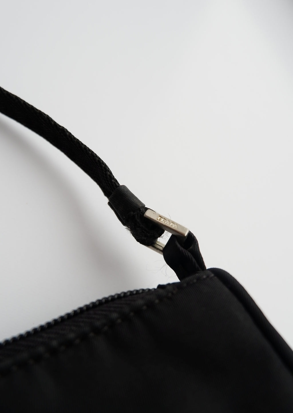 Authentique sac à bandoulière mini Prada en nylon noir d'occasion