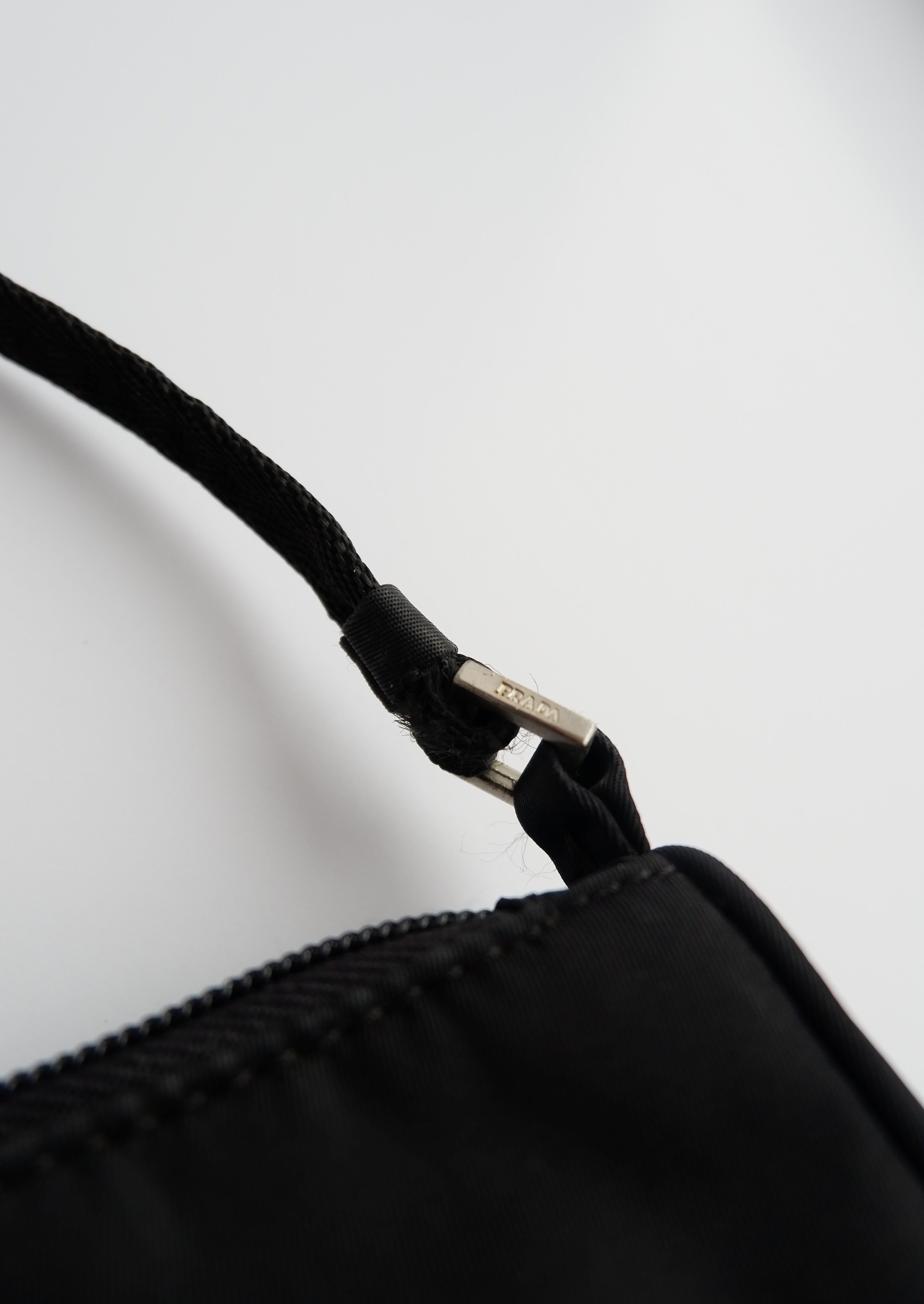 Authentique sac à bandoulière mini Prada en nylon noir d'occasion