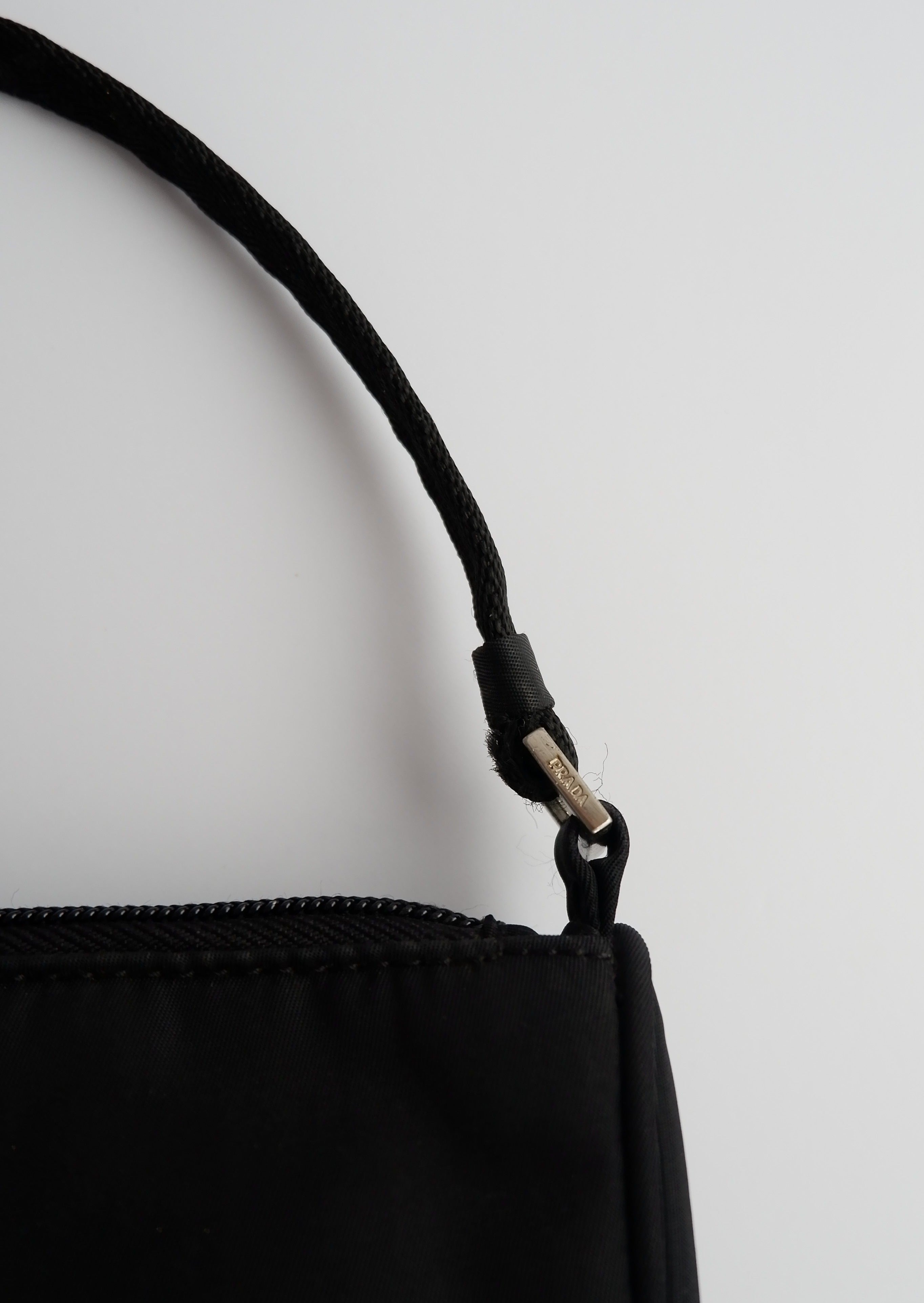 Authentique sac à bandoulière mini Prada en nylon noir d'occasion