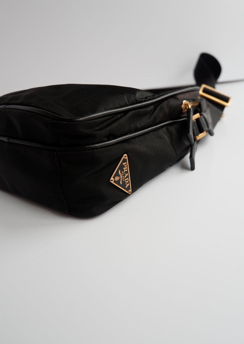 Authentique sac à bandoulière en nylon noir Prada d'occasion