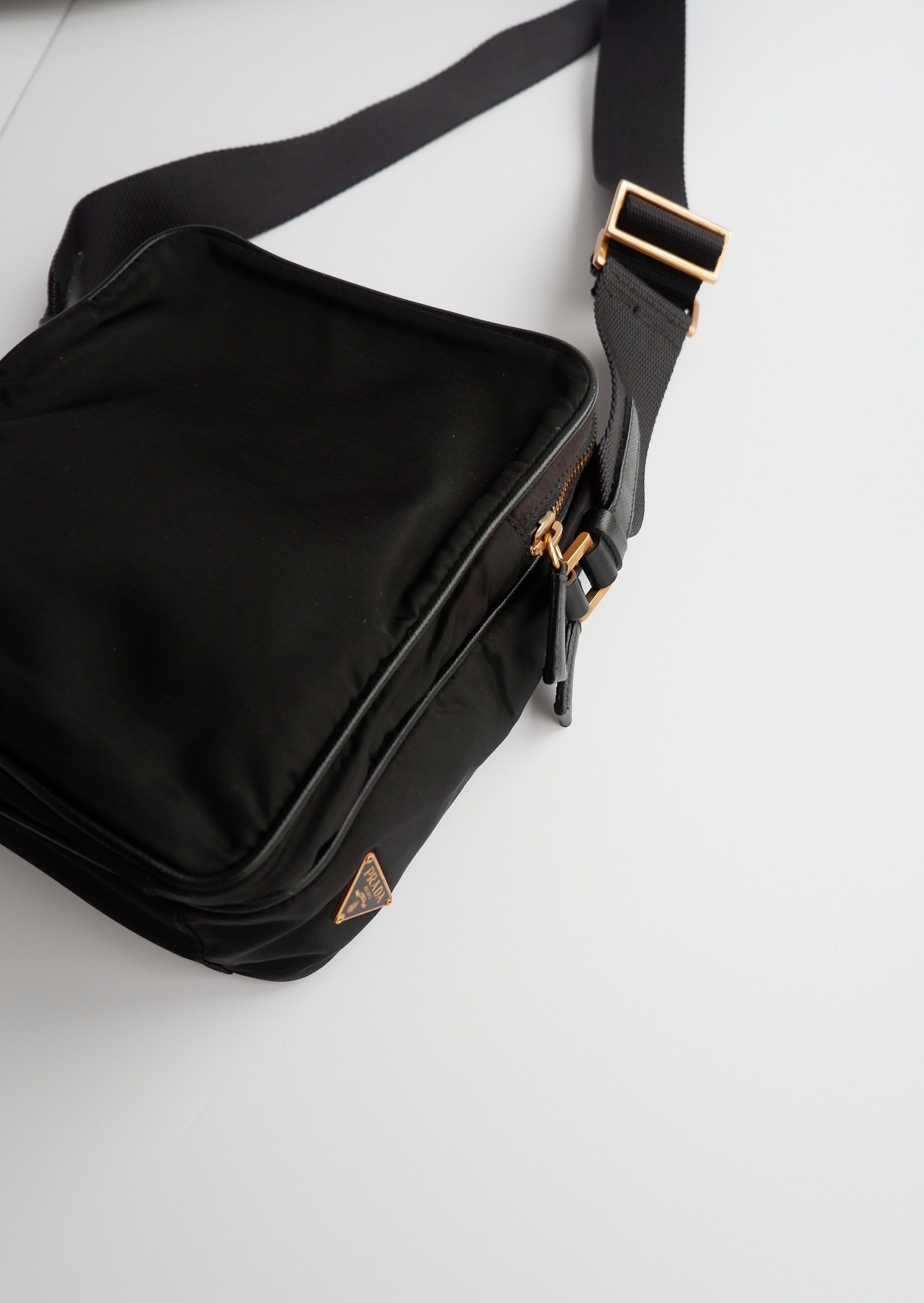 Authentique sac à bandoulière en nylon noir Prada d'occasion