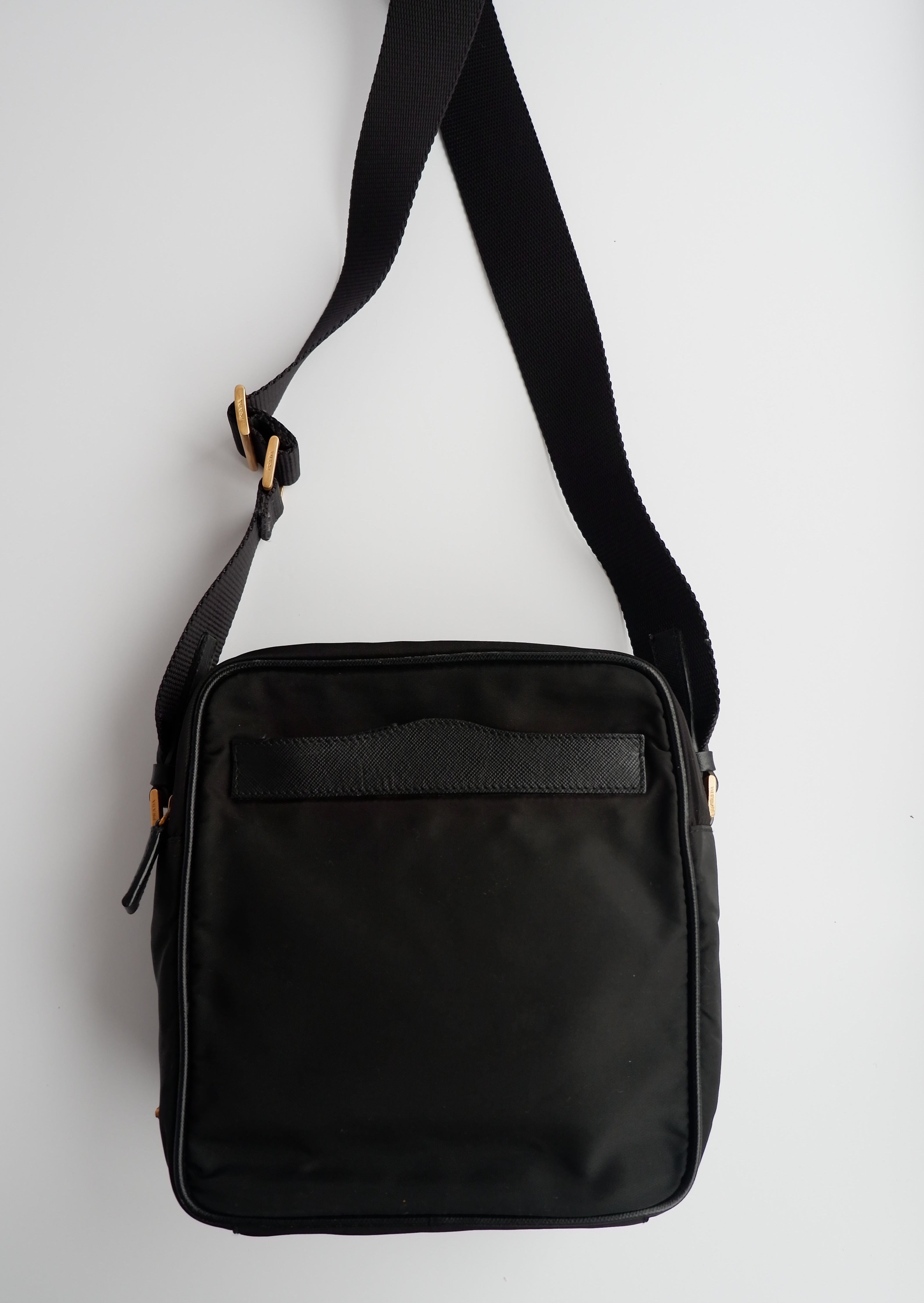 Authentique sac à bandoulière en nylon noir Prada d'occasion