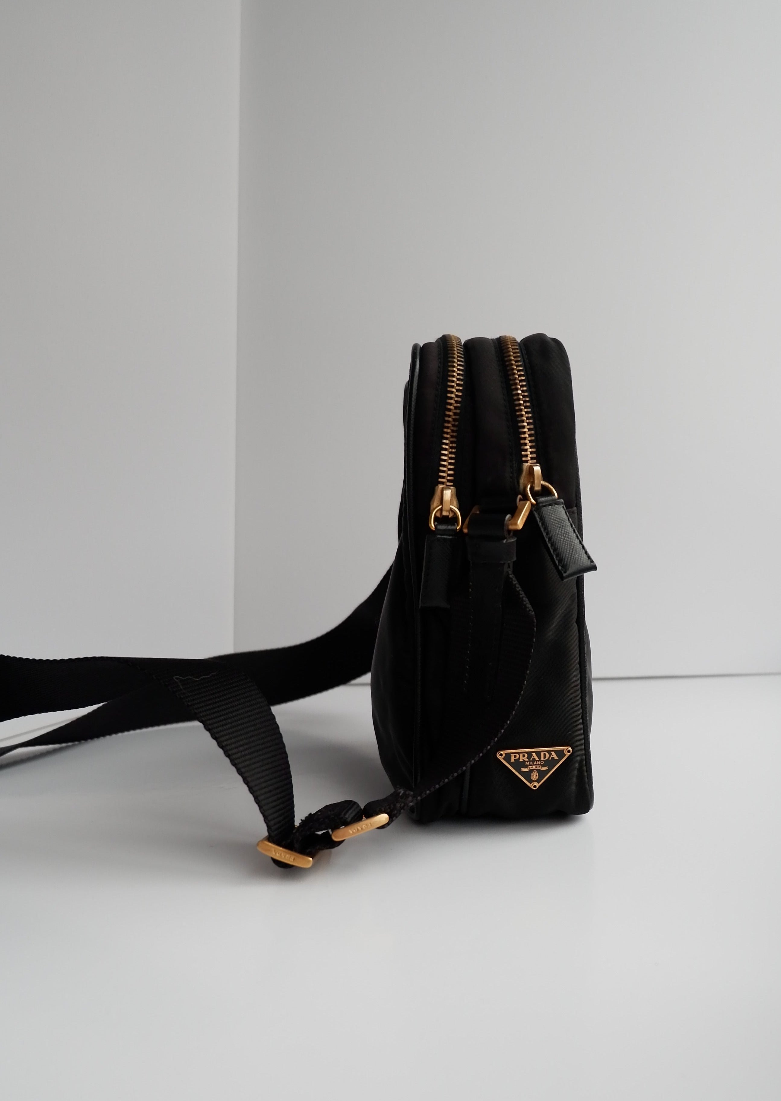 Authentique sac à bandoulière en nylon noir Prada d'occasion