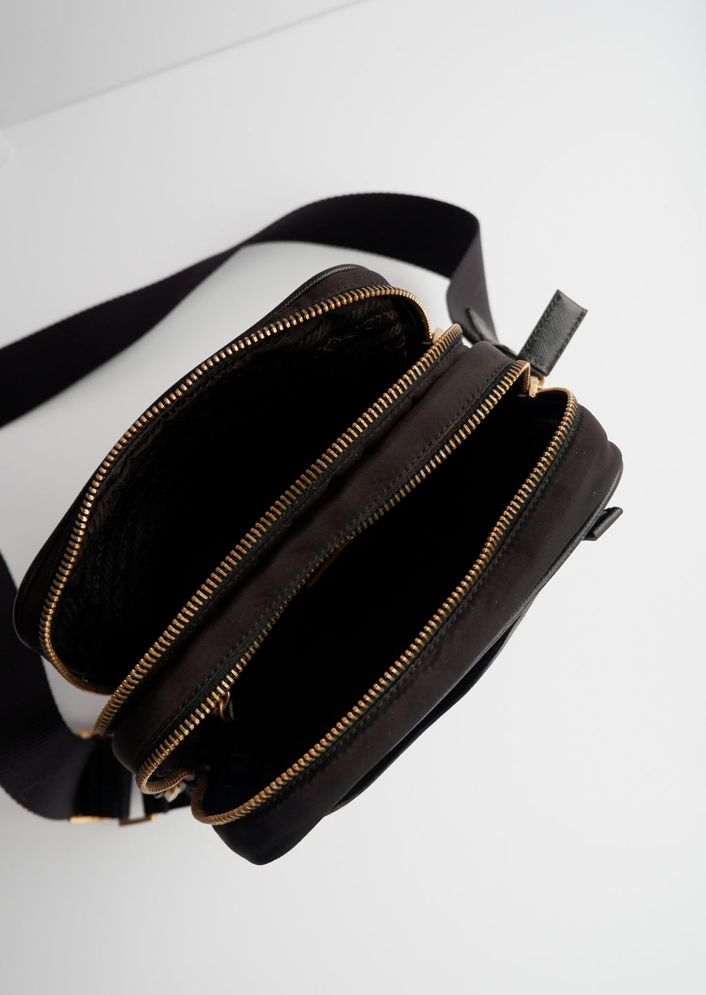 Authentique sac à bandoulière en nylon noir Prada d'occasion