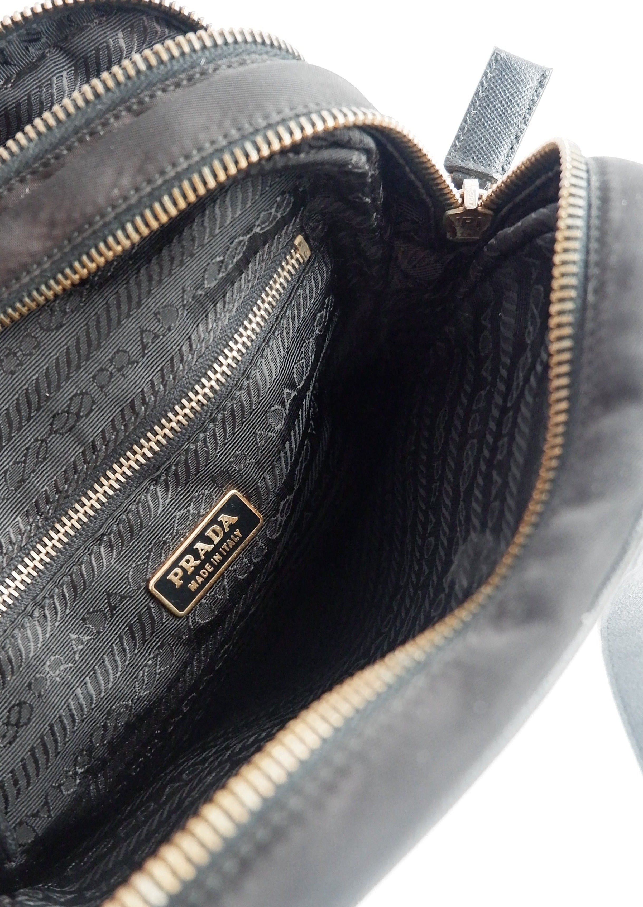 Authentique sac à bandoulière en nylon noir Prada d'occasion