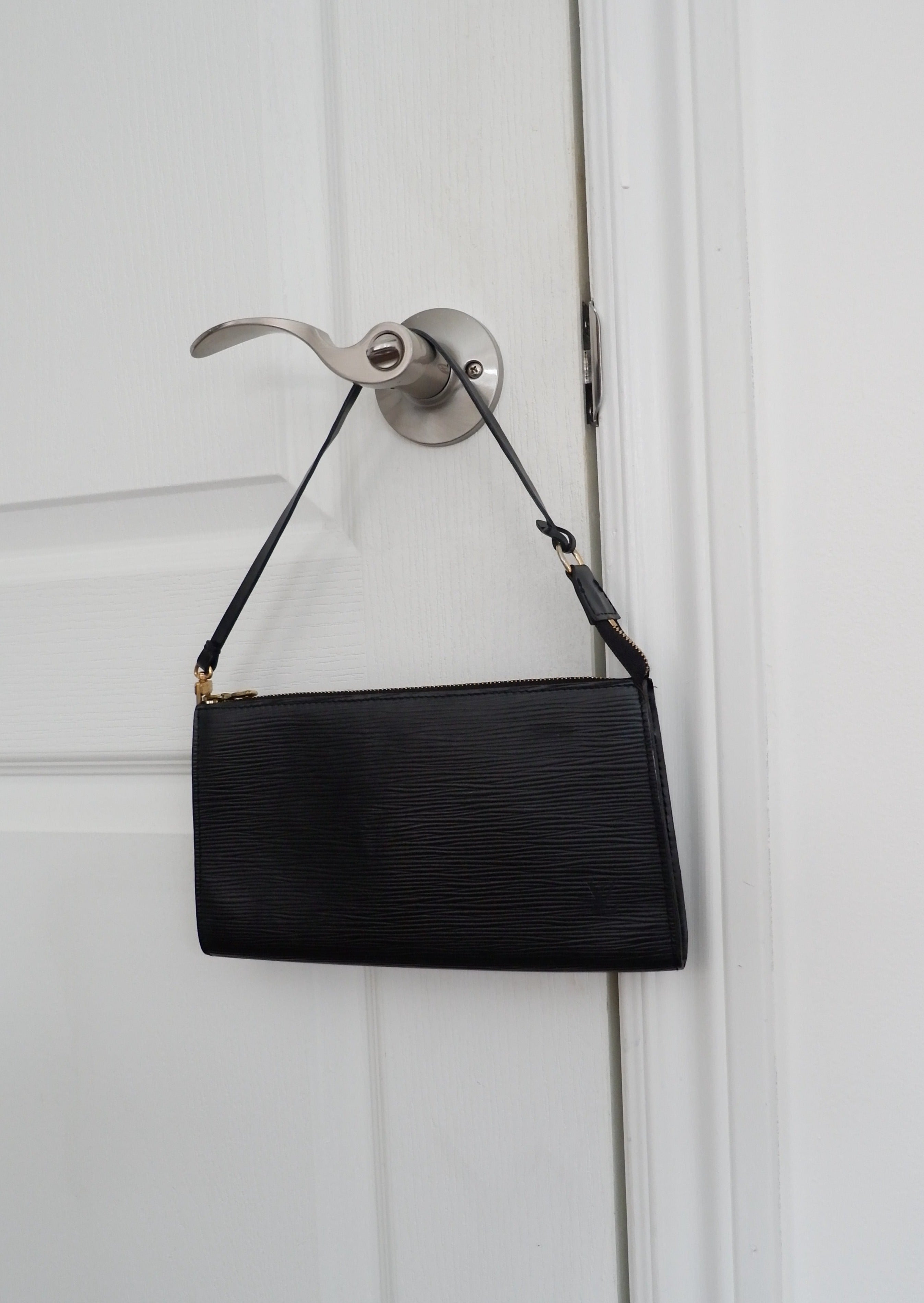 Pochette accessoire Louis Vuitton Épi noir authentique d'occasion