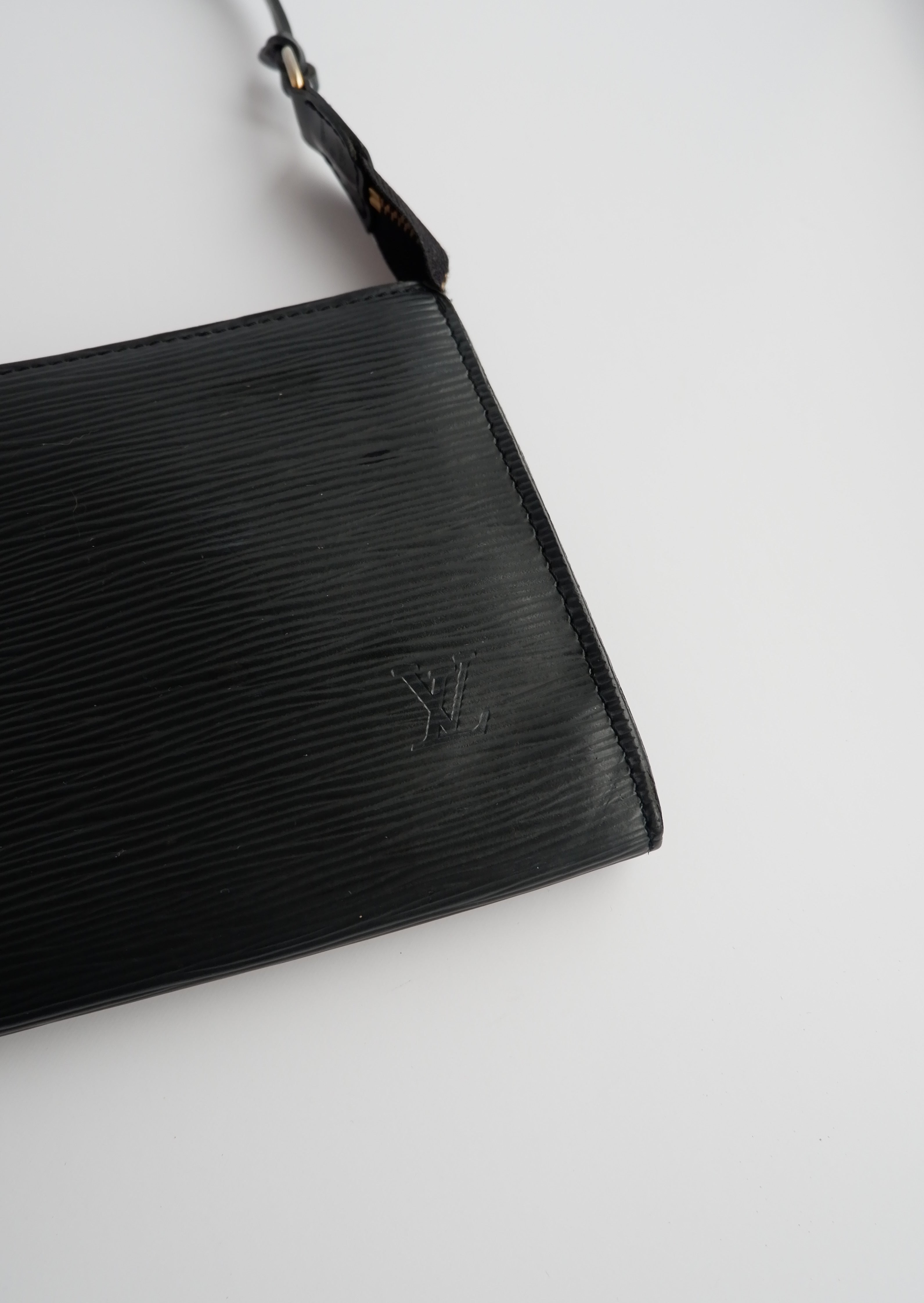 Pochette accessoire Louis Vuitton Épi noir authentique d'occasion
