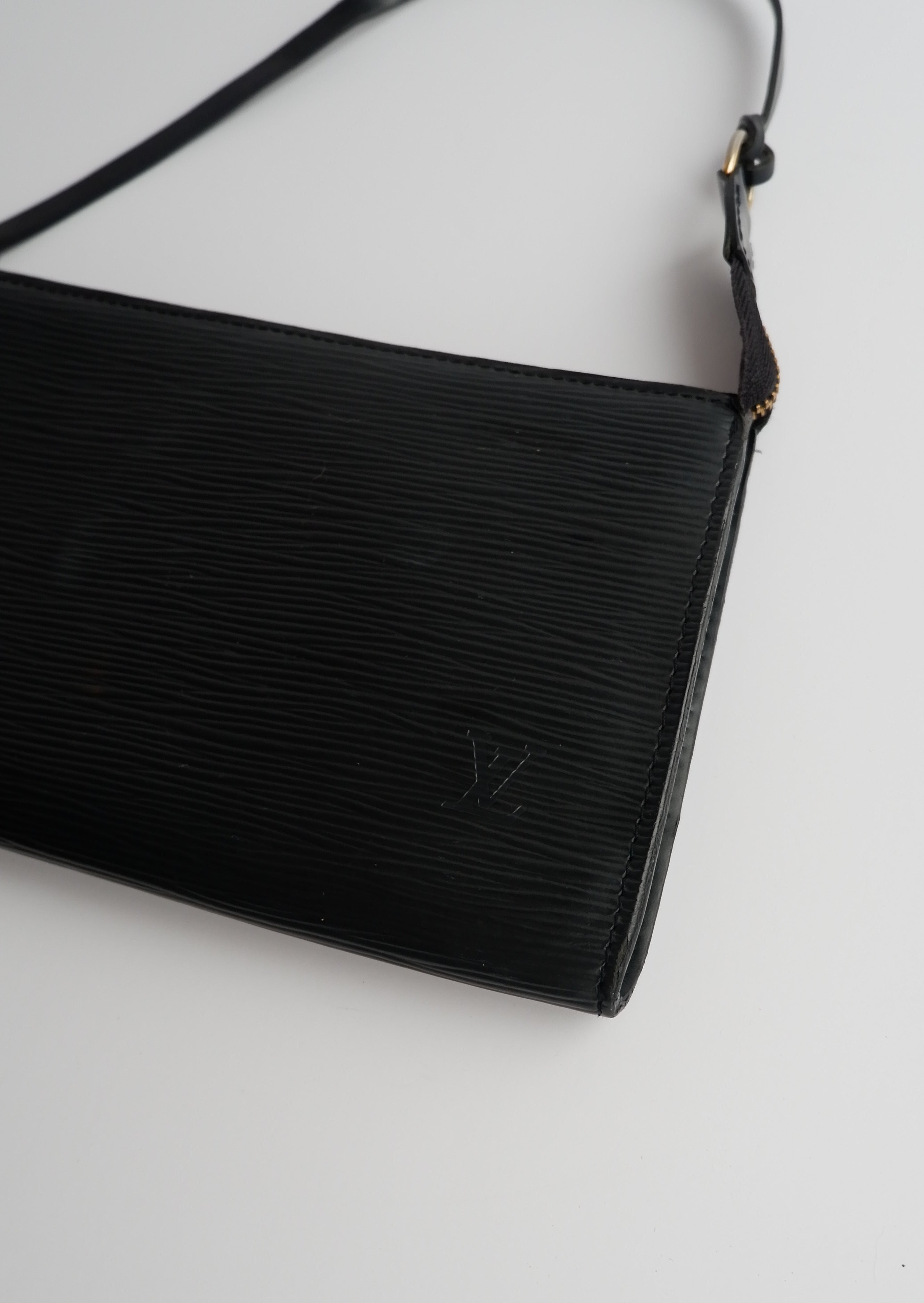 Pochette accessoire Louis Vuitton Épi noir authentique d'occasion