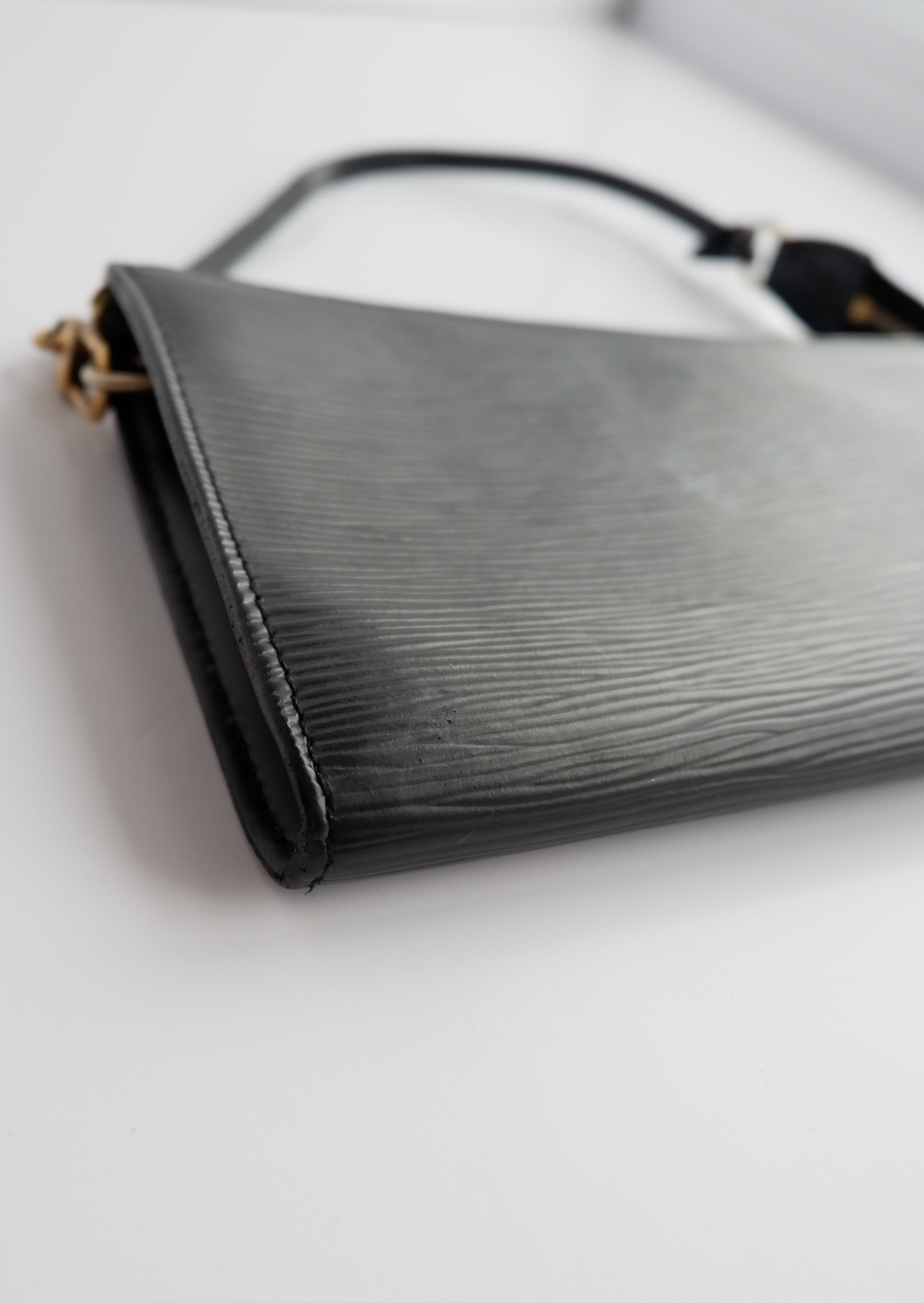 Pochette accessoire Louis Vuitton Épi noir authentique d'occasion