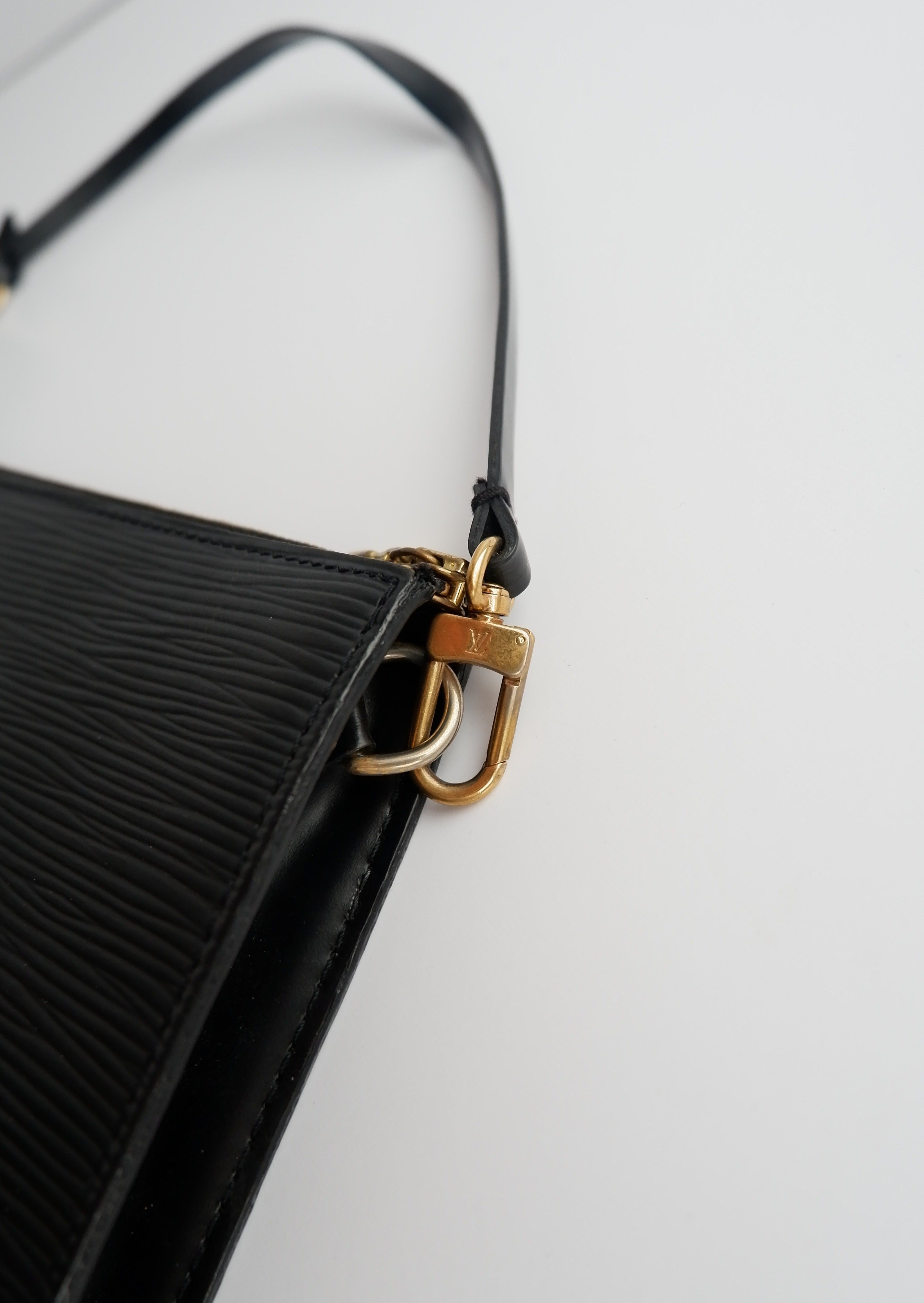 Pochette accessoire Louis Vuitton Épi noir authentique d'occasion