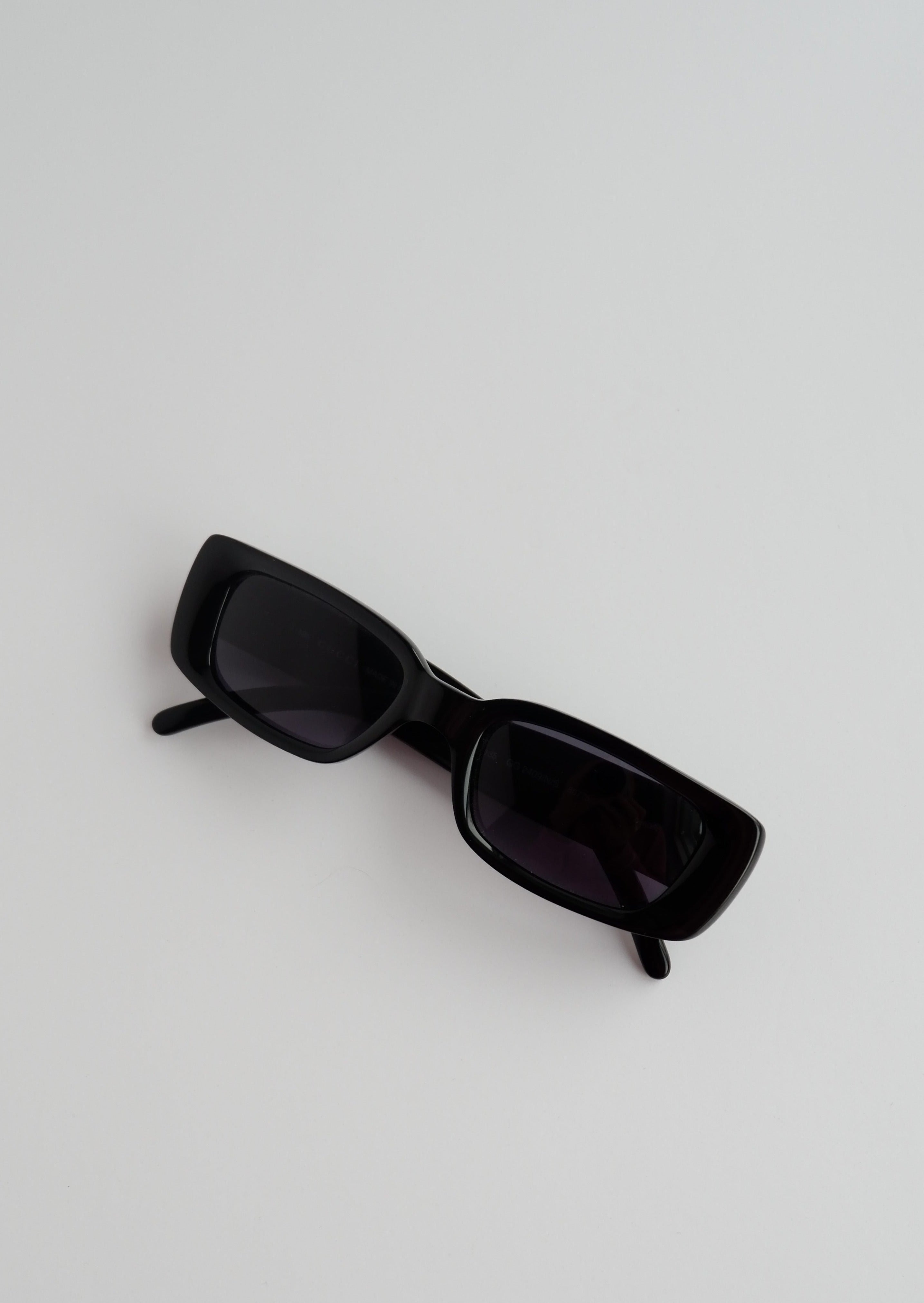 Authentiques lunettes de soleil Gucci noires à monture fine et carrée, d'occasion