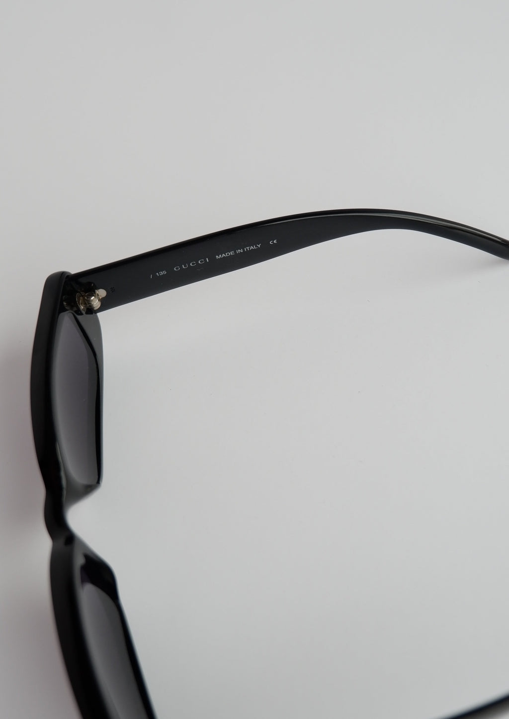 Authentiques lunettes de soleil Gucci noires à monture fine et carrée, d'occasion