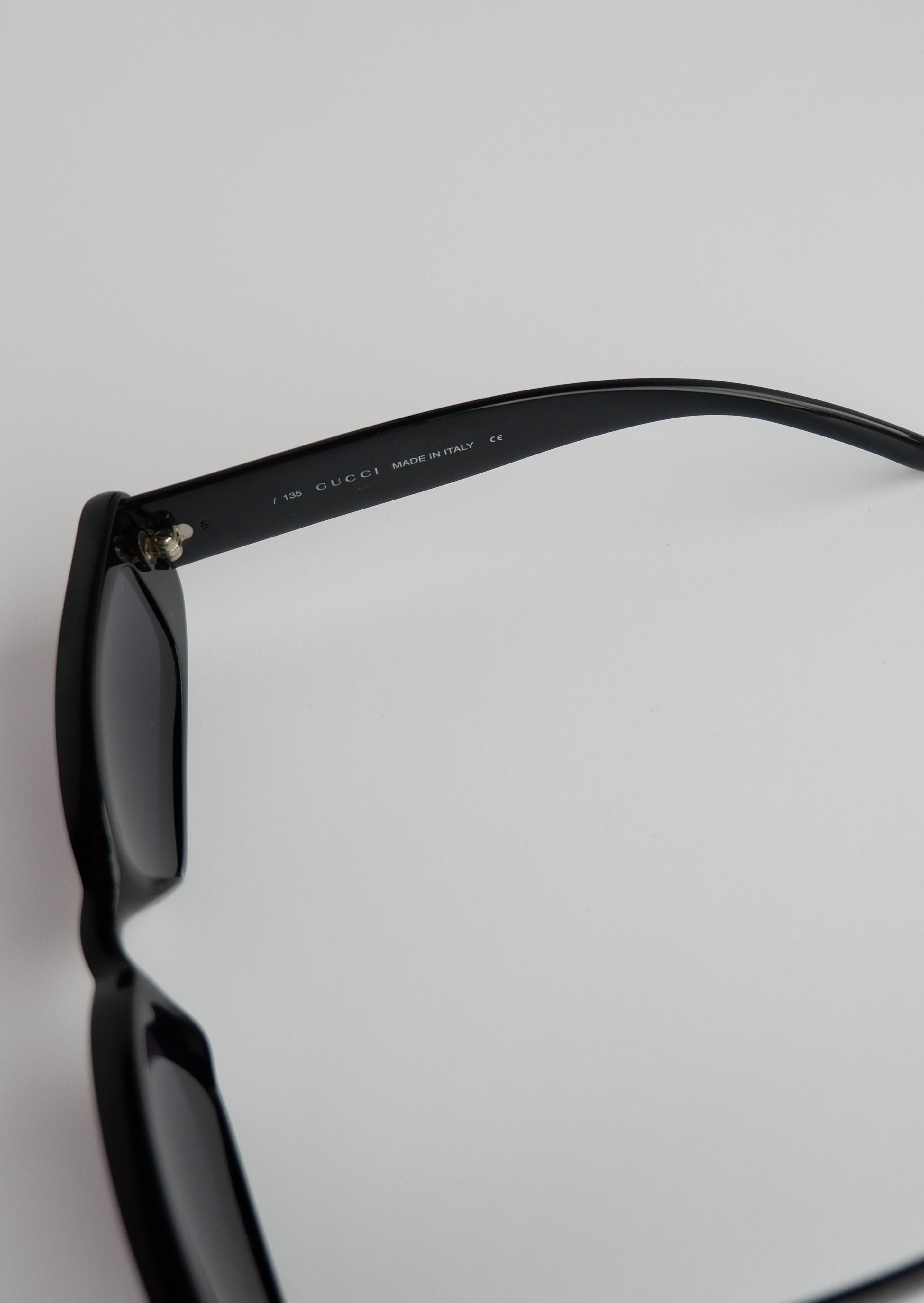 Authentiques lunettes de soleil Gucci noires à monture fine et carrée, d'occasion