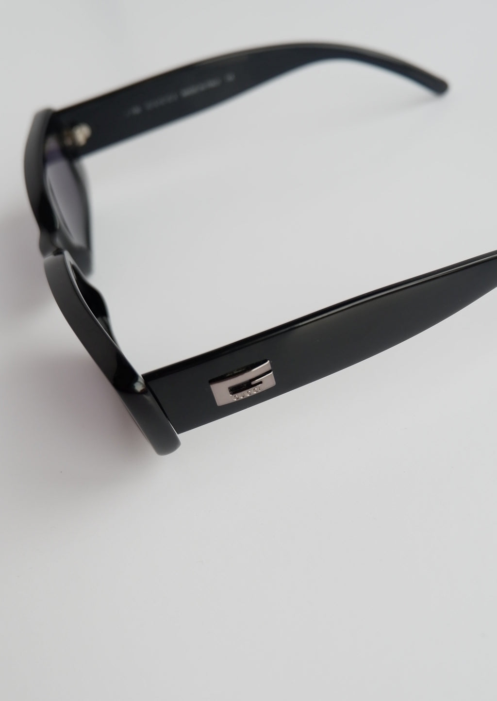Authentiques lunettes de soleil Gucci noires à monture fine et carrée, d'occasion
