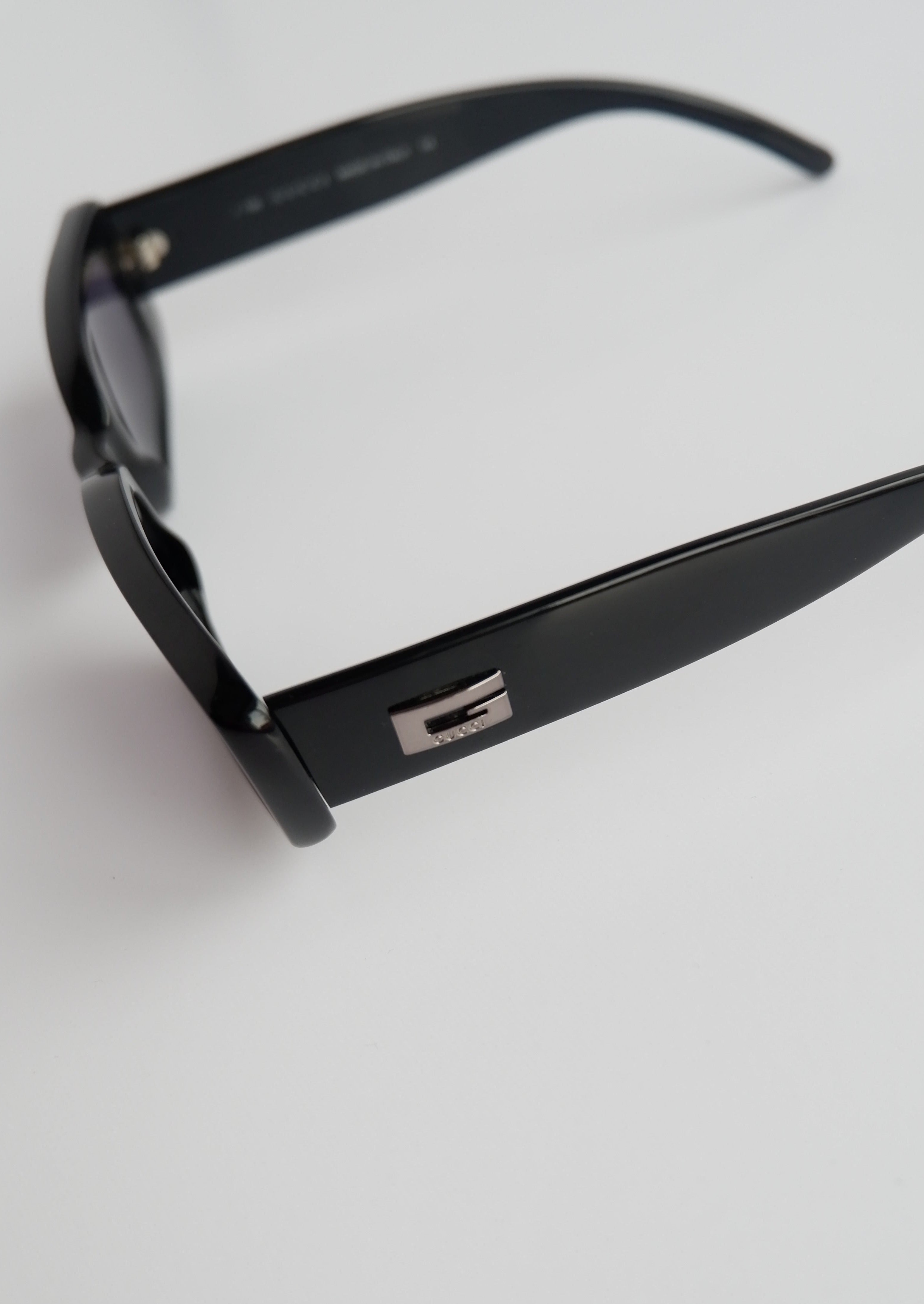 Authentiques lunettes de soleil Gucci noires à monture fine et carrée, d'occasion