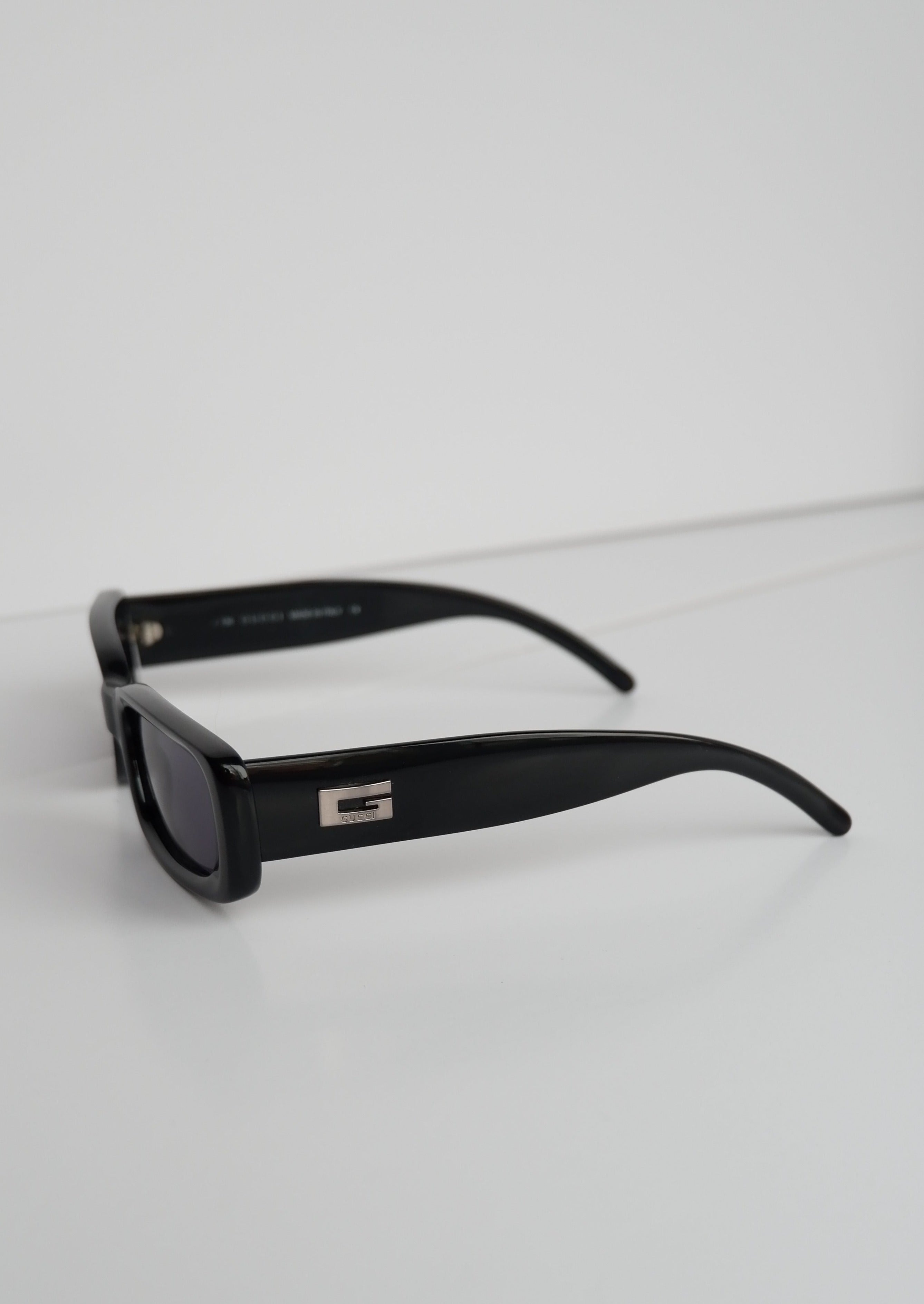 Authentiques lunettes de soleil Gucci noires à monture fine et carrée, d'occasion