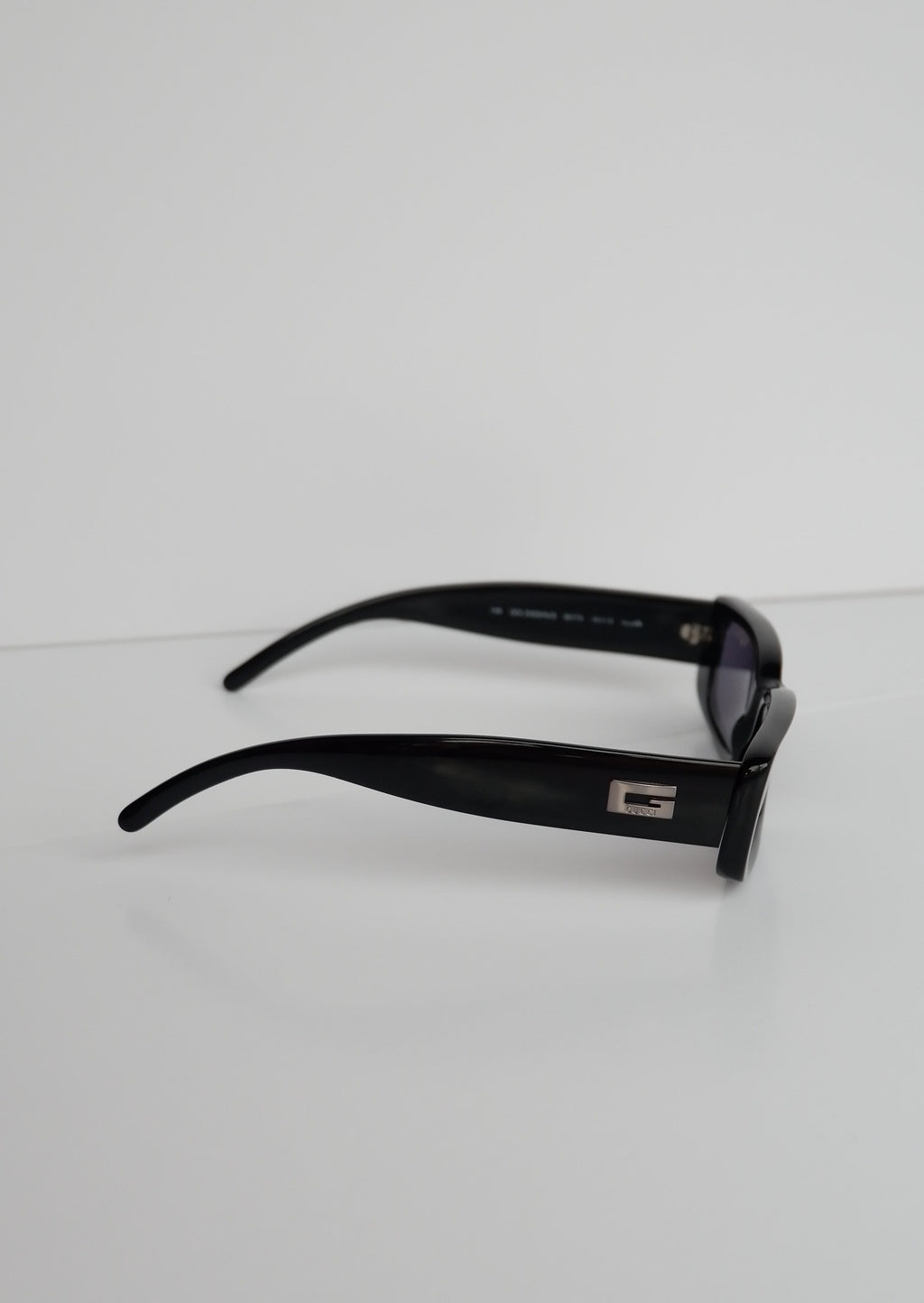 Authentiques lunettes de soleil Gucci noires à monture fine et carrée, d'occasion