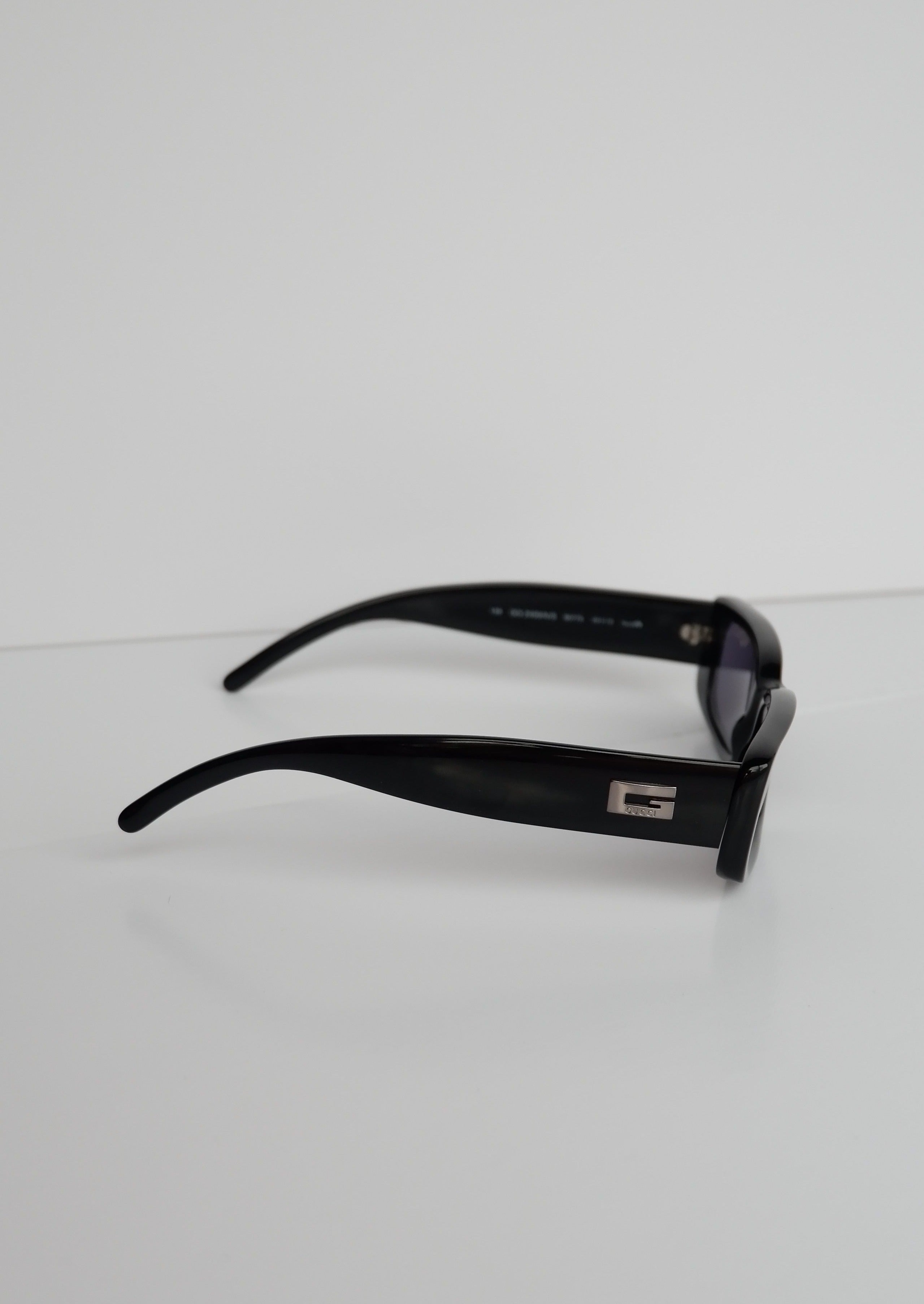 Authentiques lunettes de soleil Gucci noires à monture fine et carrée, d'occasion