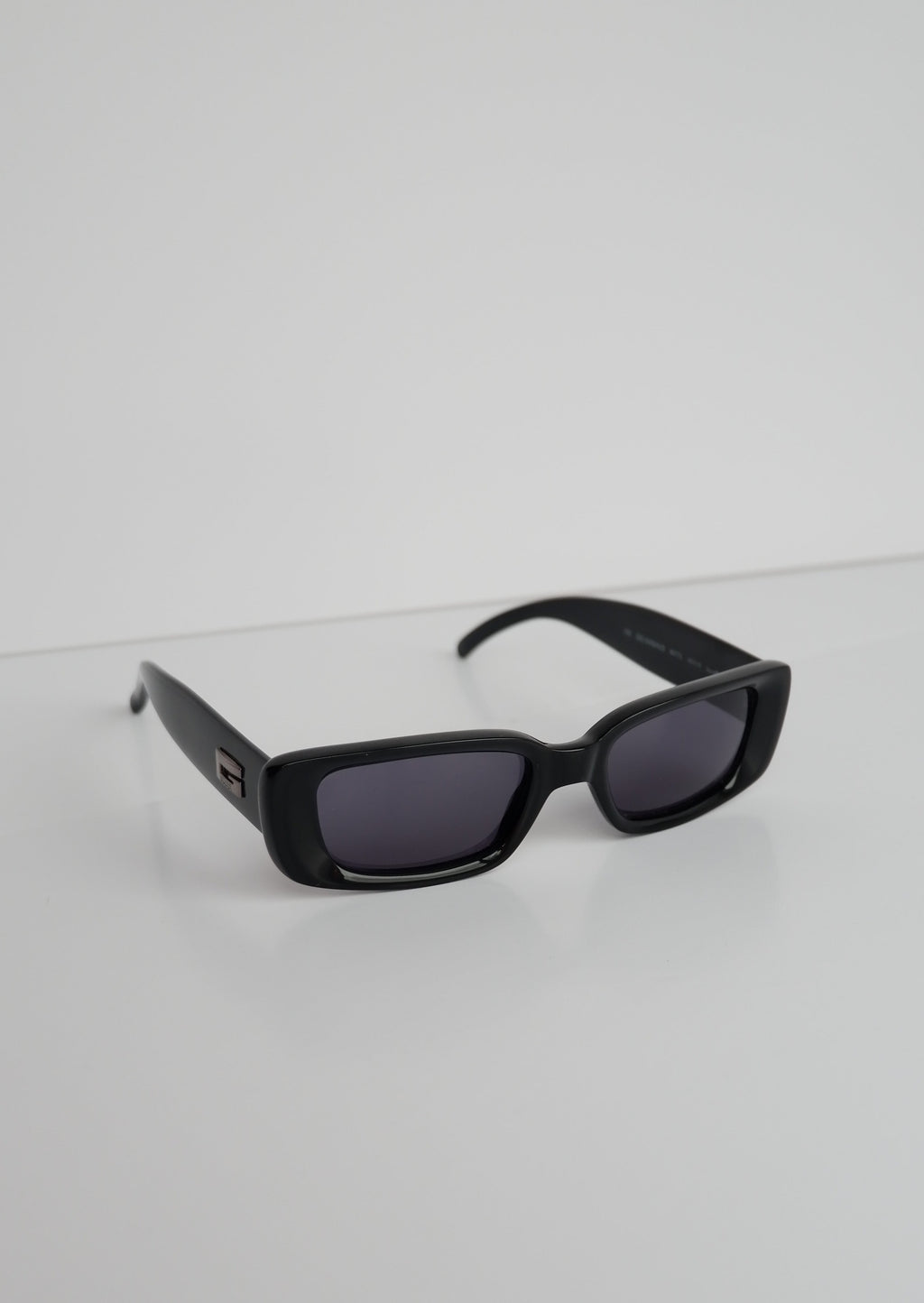 Authentiques lunettes de soleil Gucci noires à monture fine et carrée, d'occasion