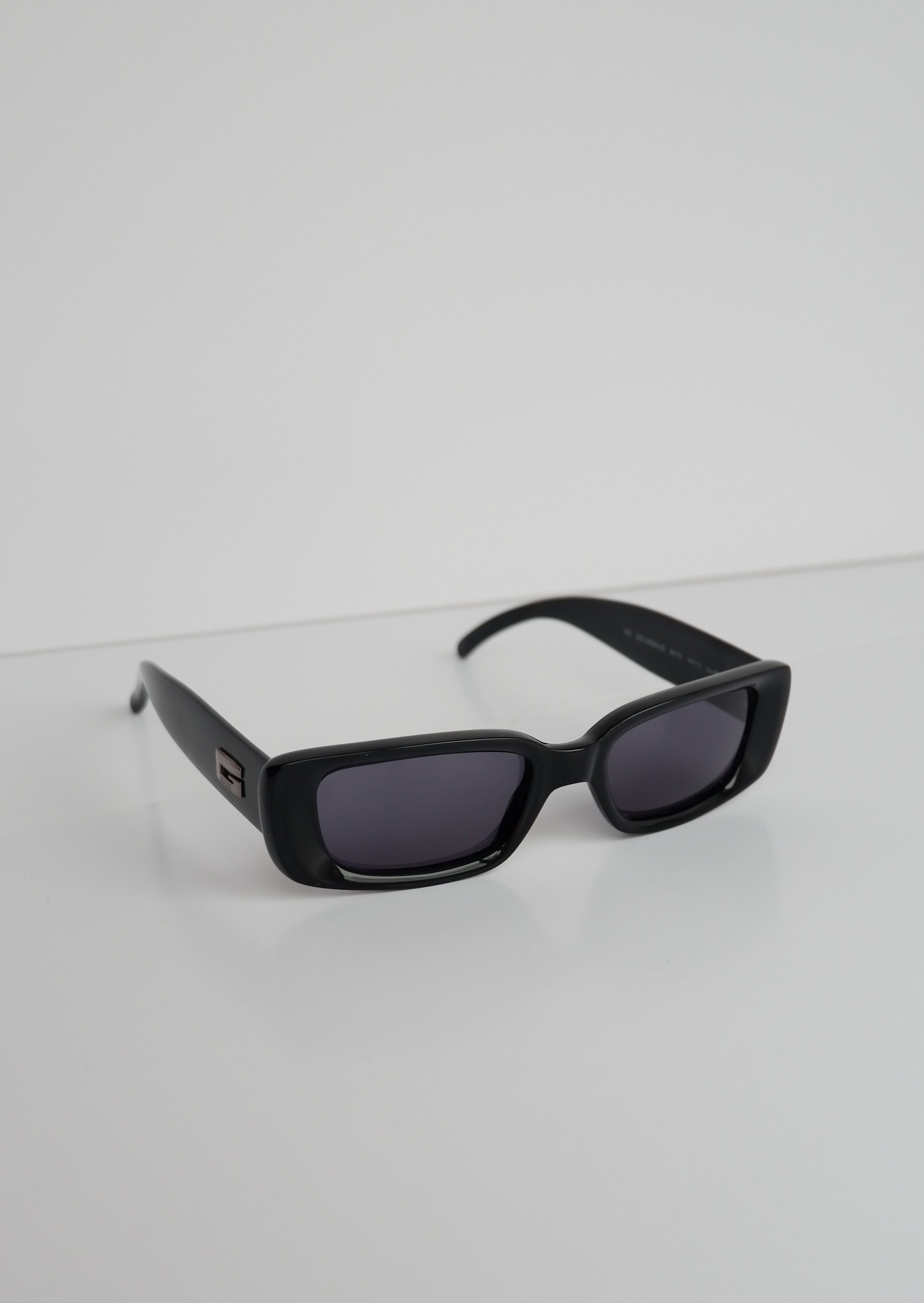 Authentiques lunettes de soleil Gucci noires à monture fine et carrée, d'occasion
