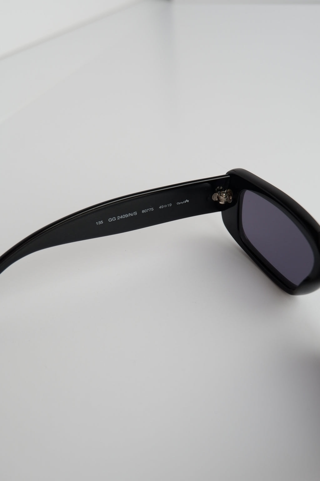 Authentiques lunettes de soleil Gucci noires à monture fine et carrée, d'occasion