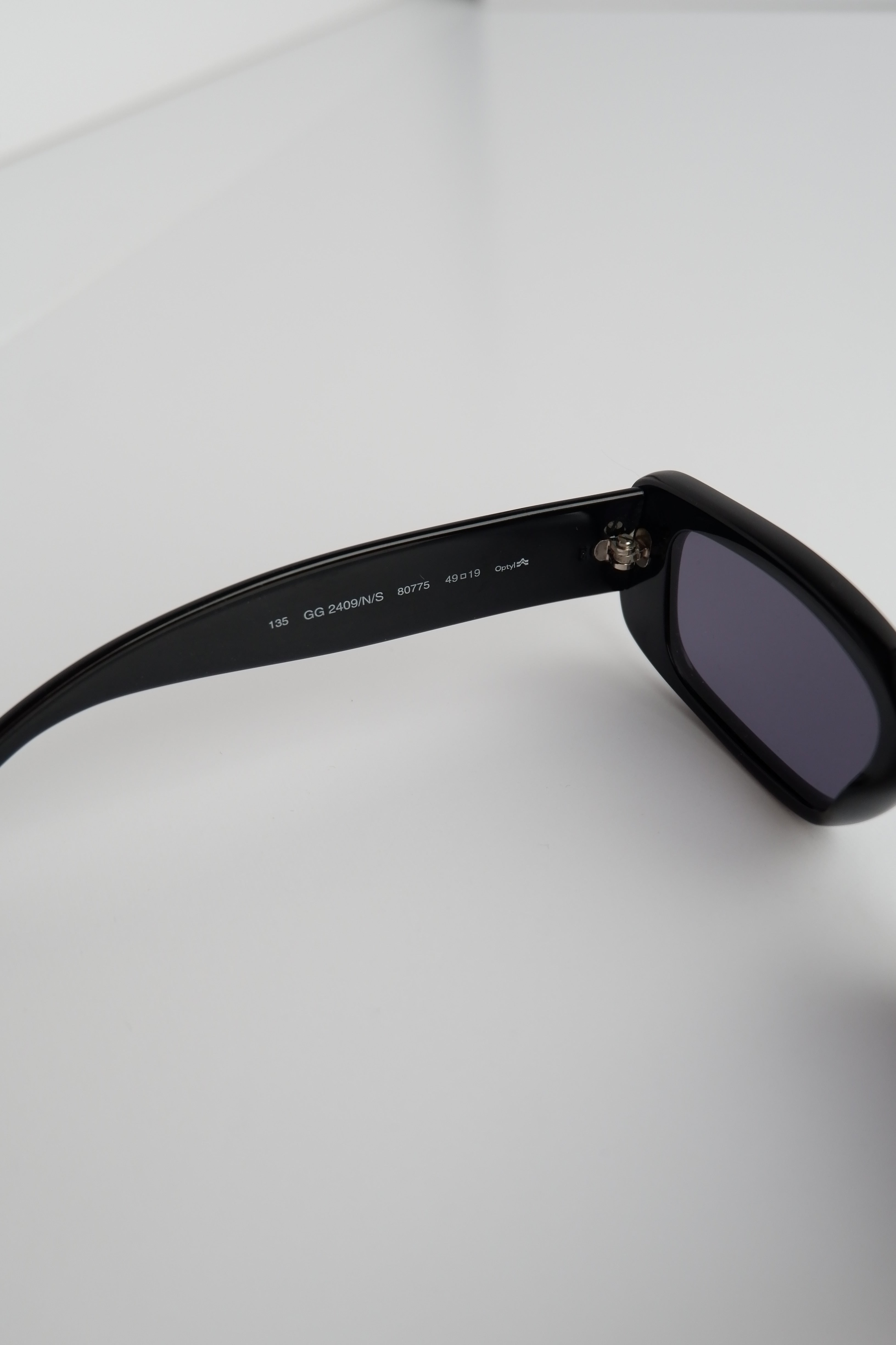 Authentiques lunettes de soleil Gucci noires à monture fine et carrée, d'occasion