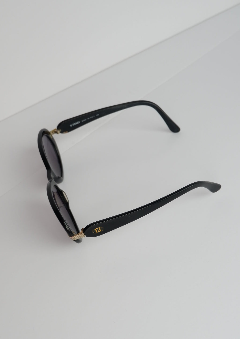 Authentiques lunettes de soleil rondes vintage Fendi noires d'occasion