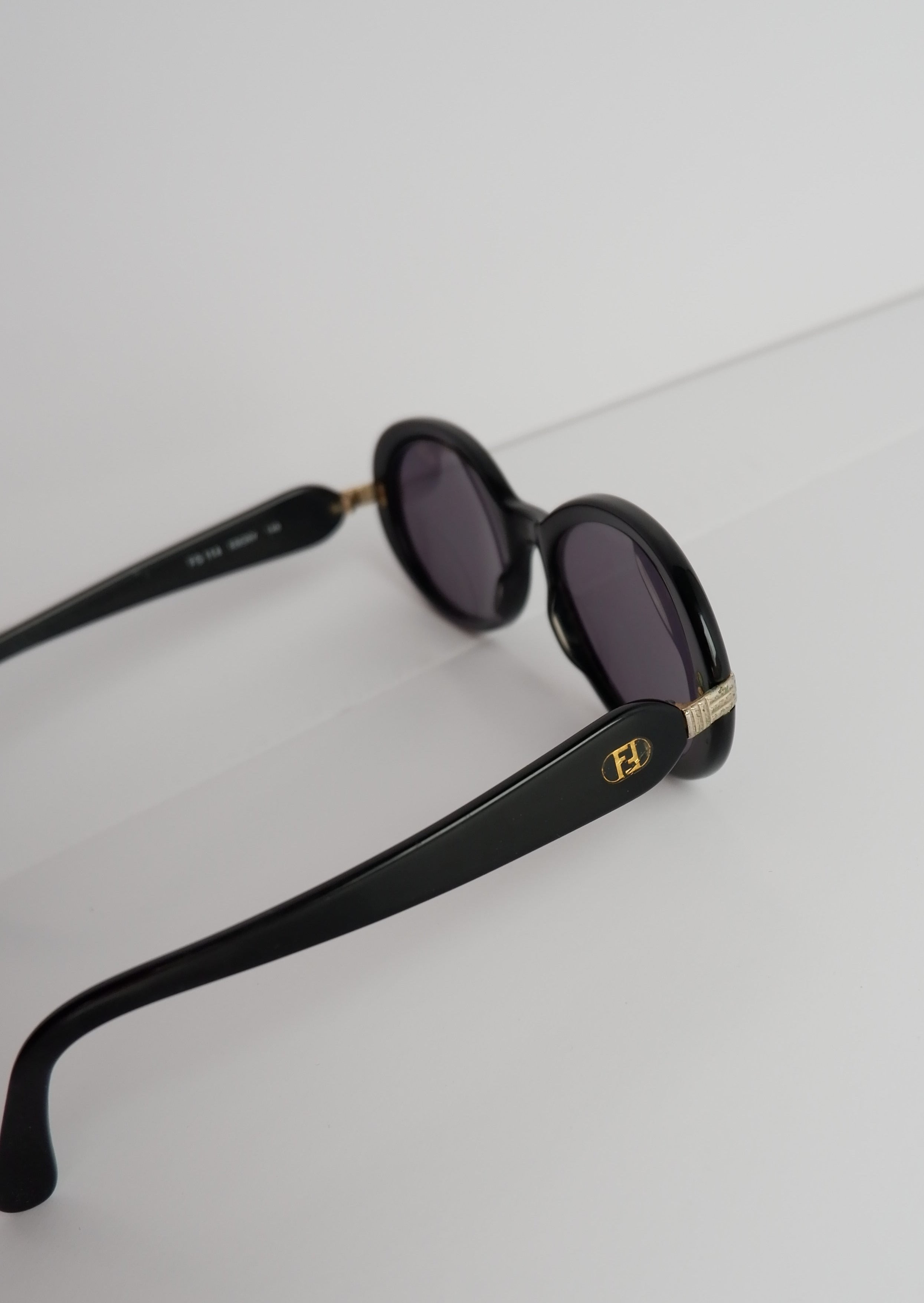Authentiques lunettes de soleil rondes vintage Fendi noires d'occasion