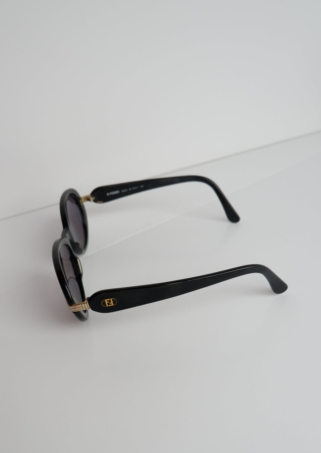 Authentiques lunettes de soleil rondes vintage Fendi noires d'occasion