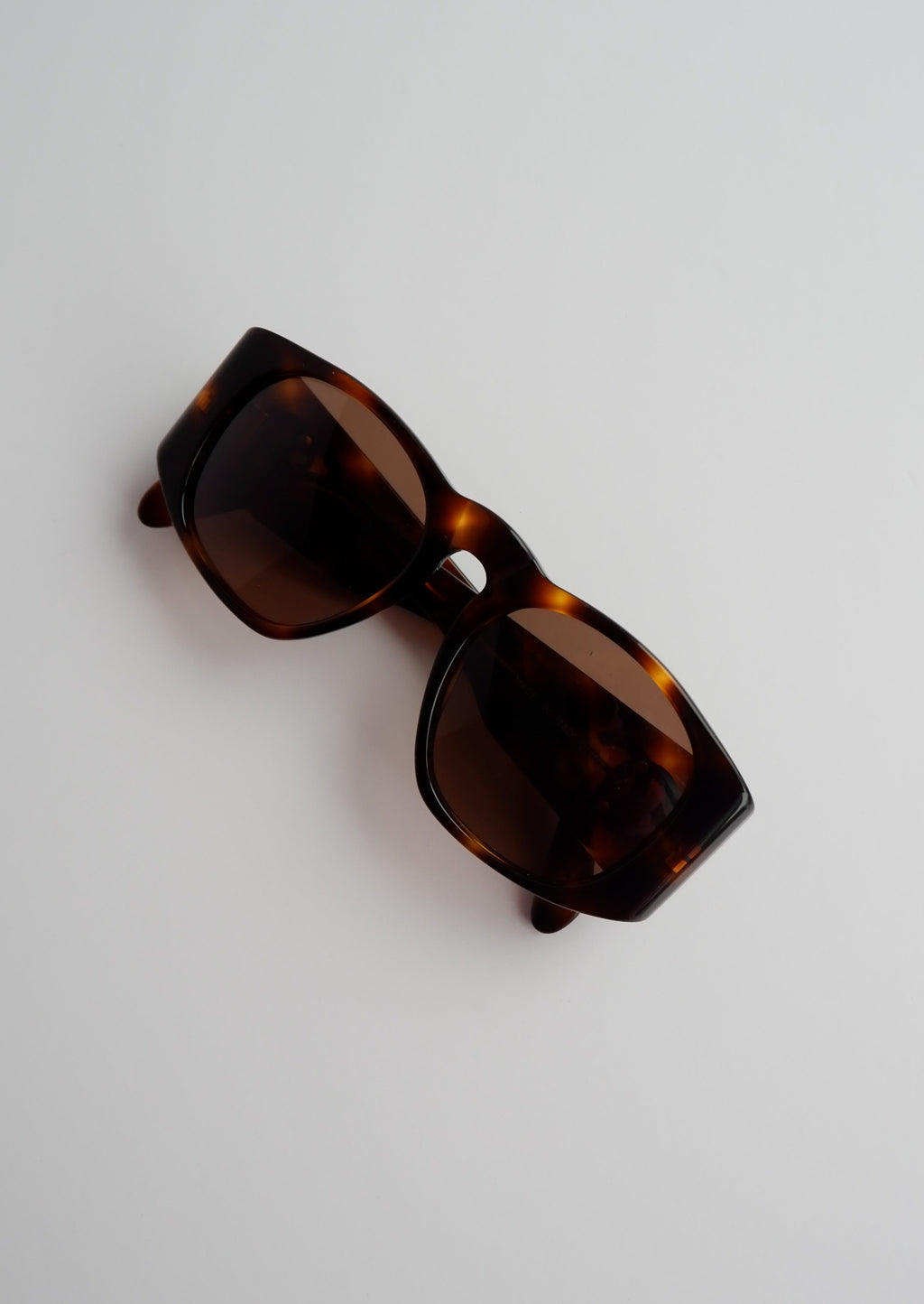 Lunettes de soleil carrées Chanel écaille de tortue authentiques d'occasion