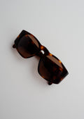 Lunettes de soleil carrées Chanel écaille de tortue authentiques d'occasion