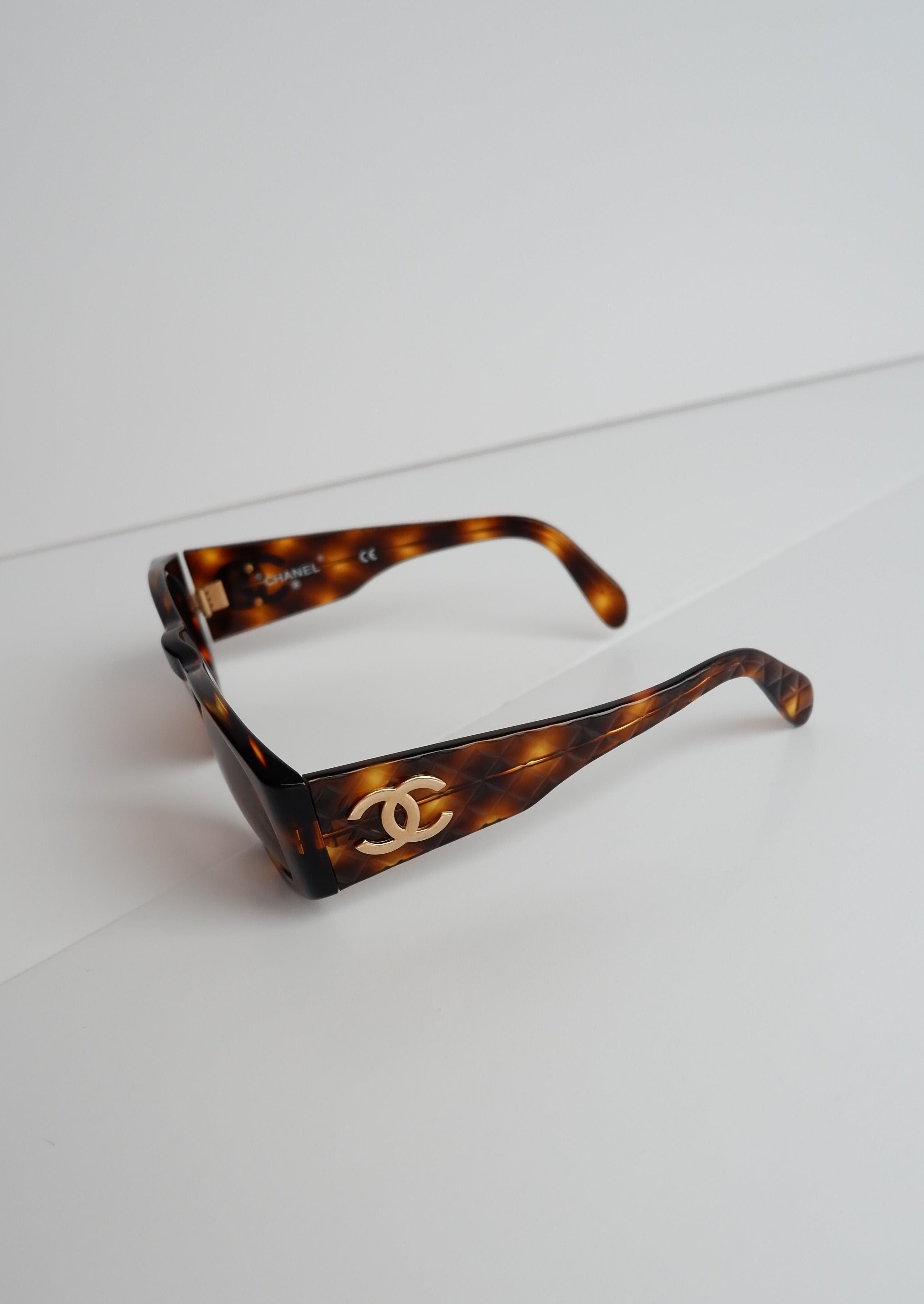 Lunettes de soleil carrées Chanel écaille de tortue authentiques d'occasion