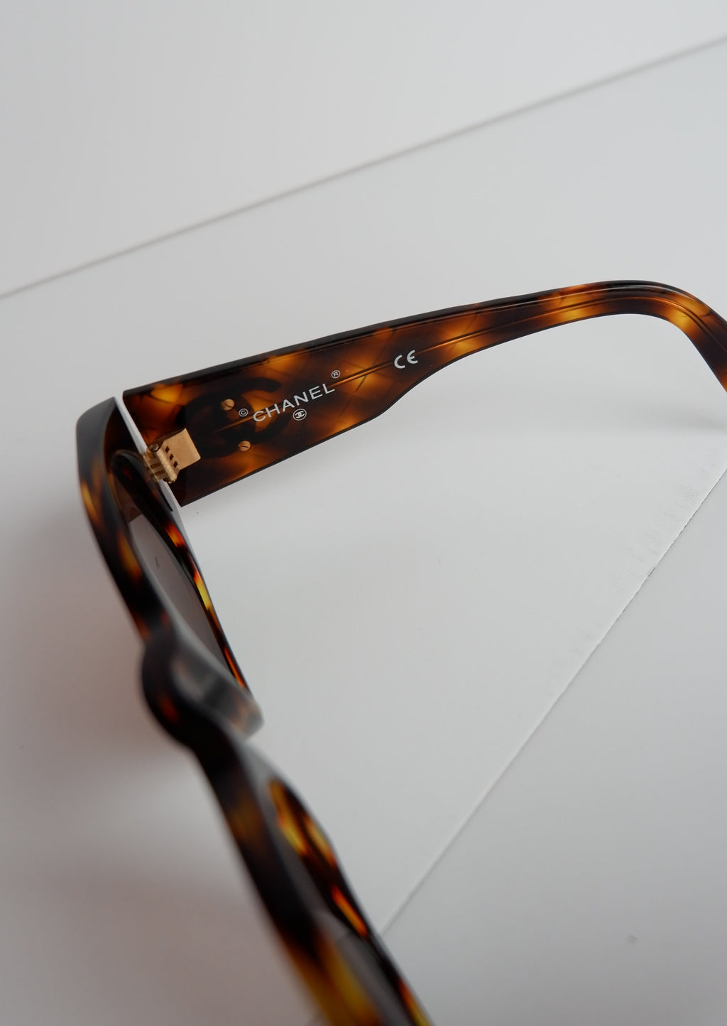 Lunettes de soleil carrées Chanel écaille de tortue authentiques d'occasion