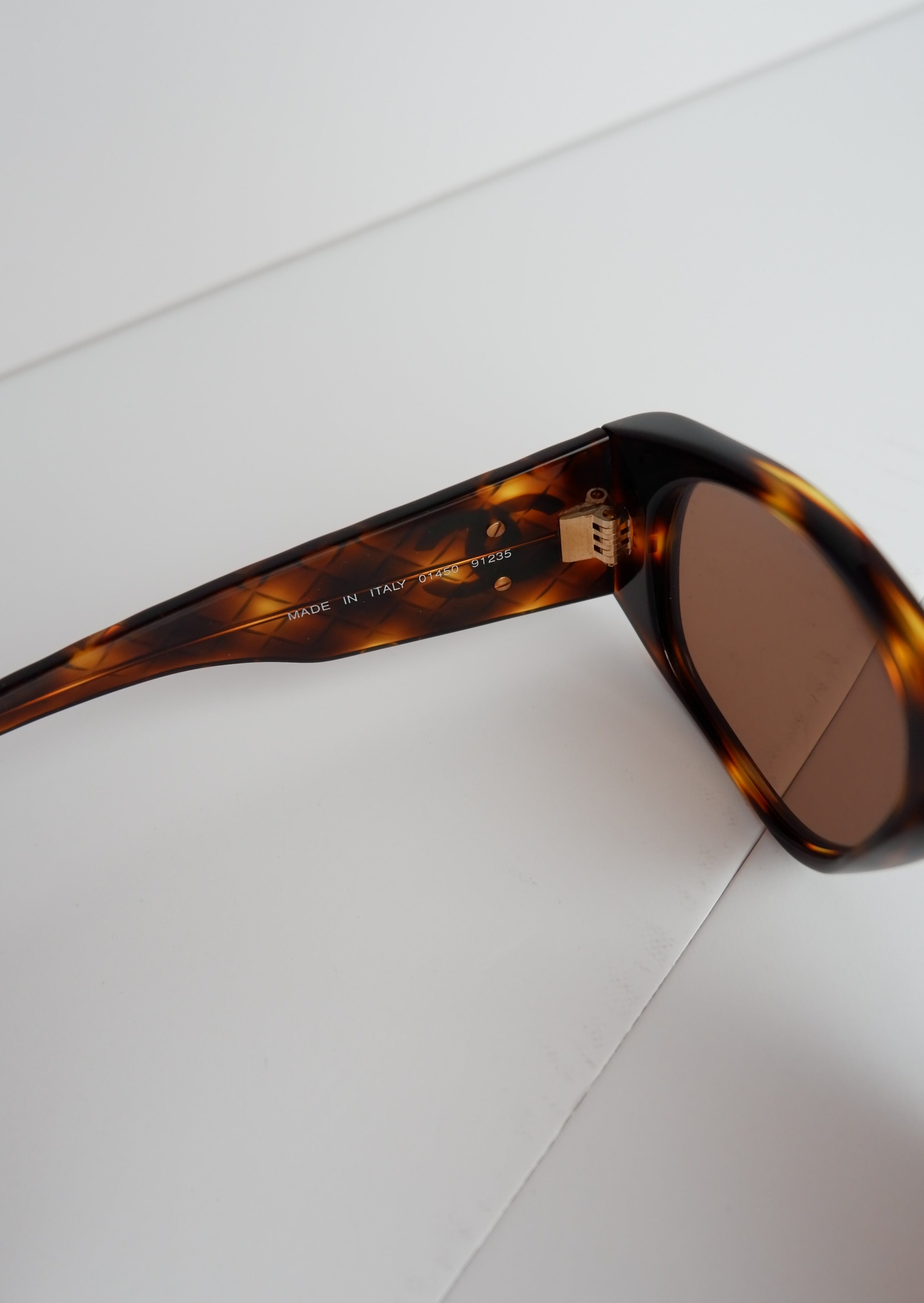 Lunettes de soleil carrées Chanel écaille de tortue authentiques d'occasion