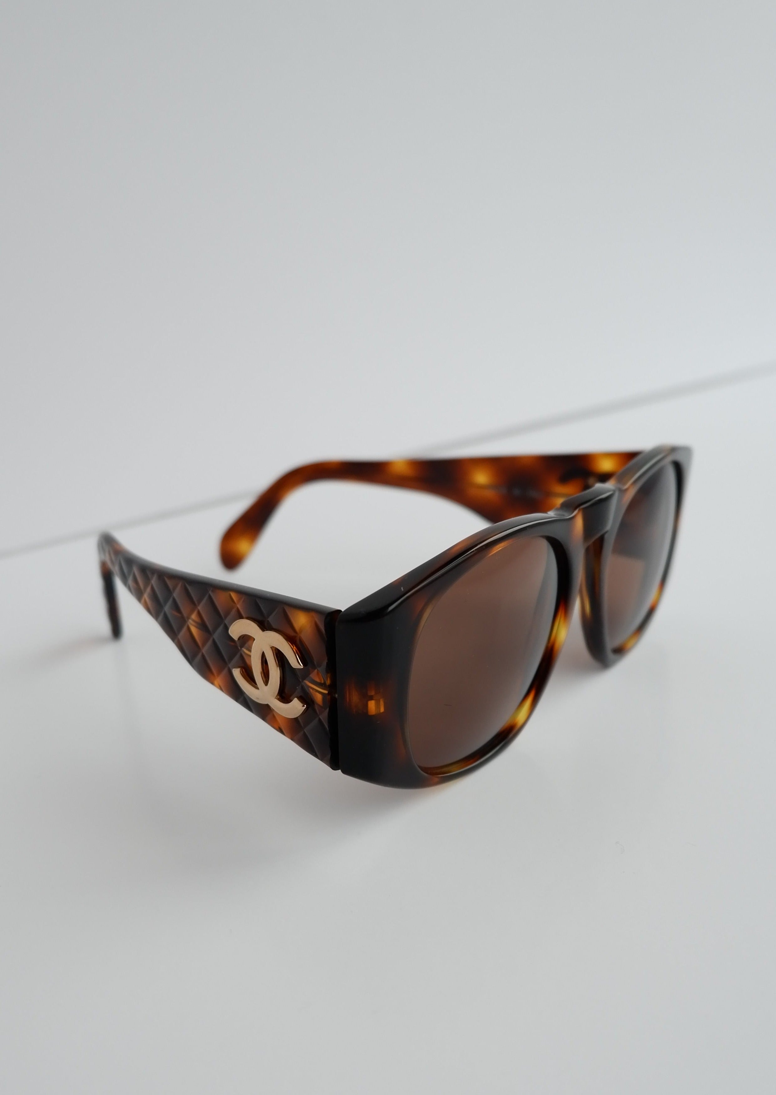Lunettes de soleil carrées Chanel écaille de tortue authentiques d'occasion