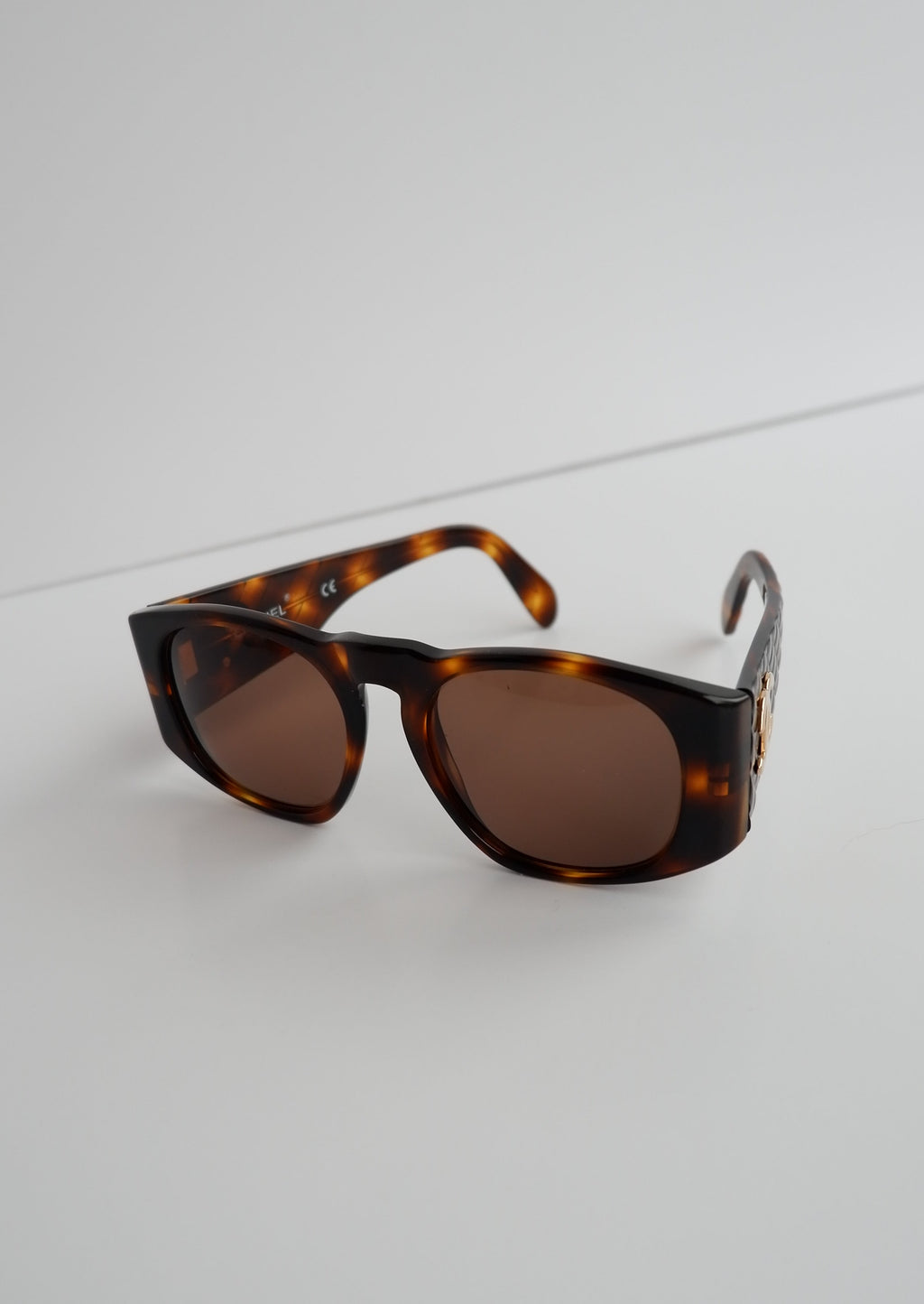 Lunettes de soleil carrées Chanel écaille de tortue authentiques d'occasion