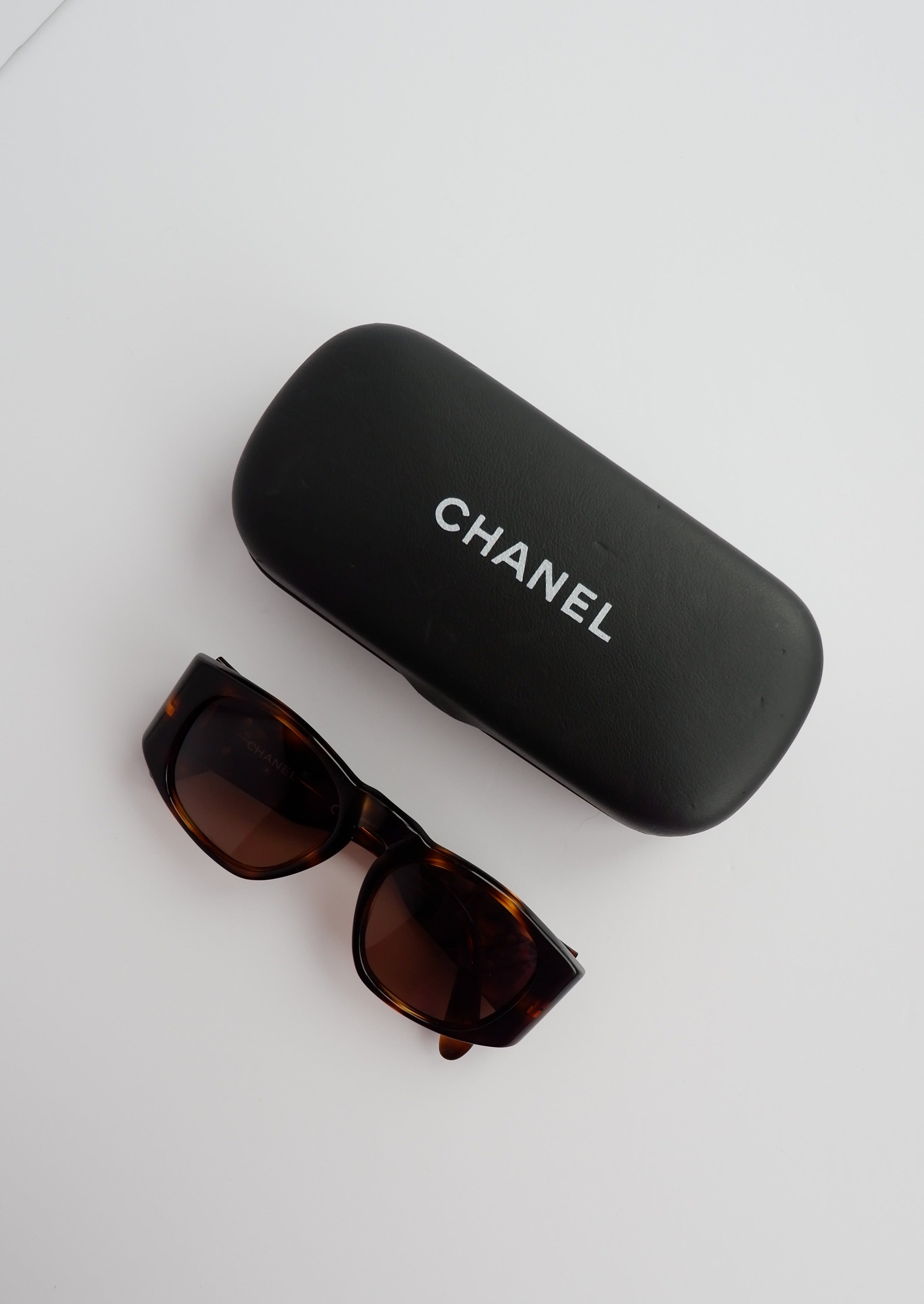 Lunettes de soleil carrées Chanel écaille de tortue authentiques d'occasion