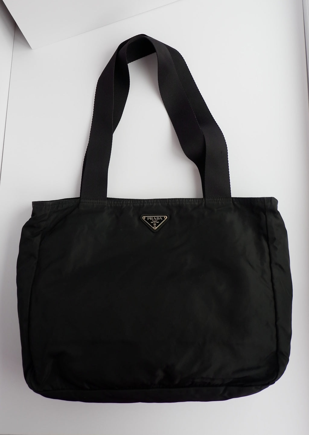 Fourre-tout bandoulière Prada authentique en nylon noir d'occasion
