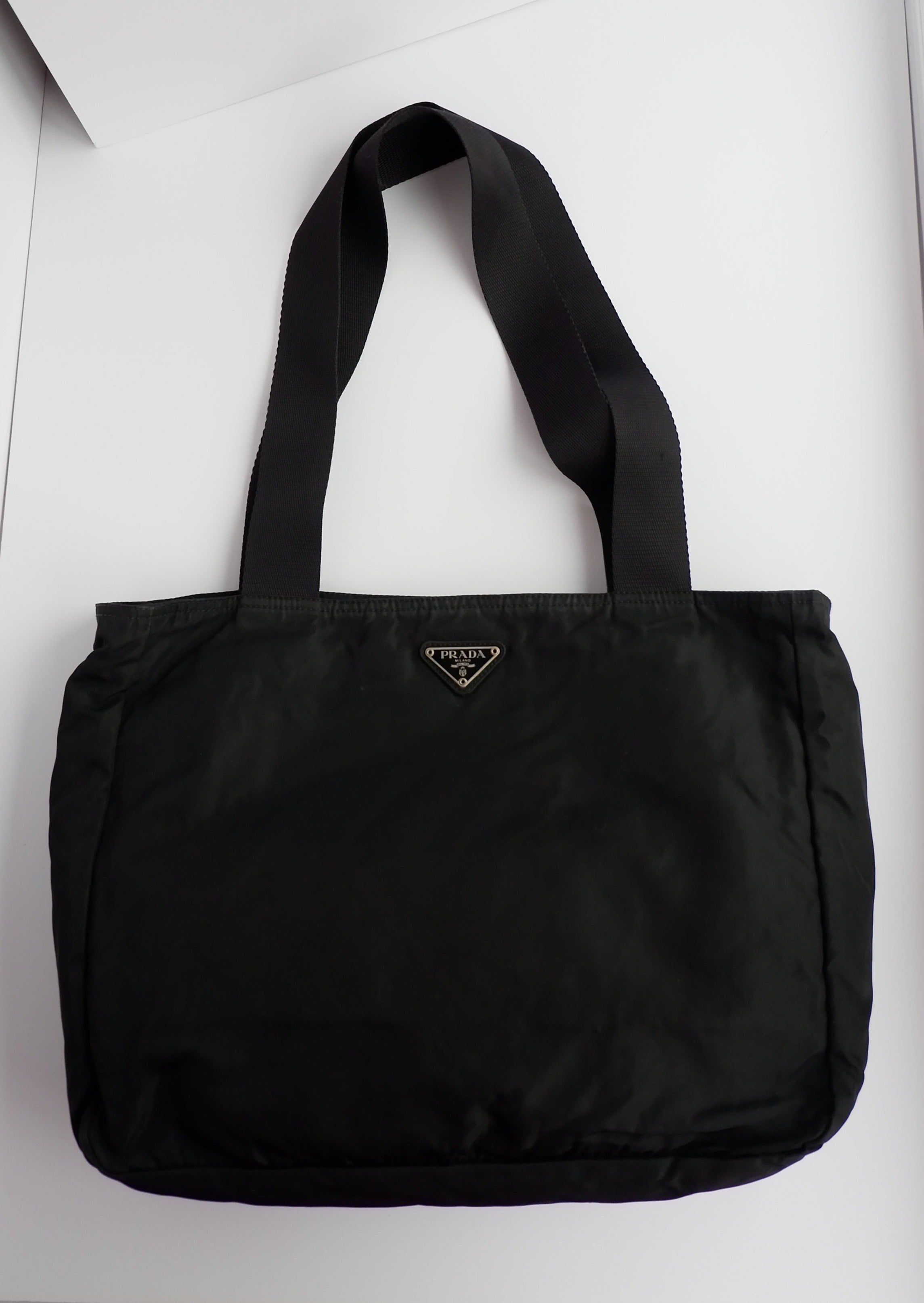 Fourre-tout bandoulière Prada authentique en nylon noir d'occasion
