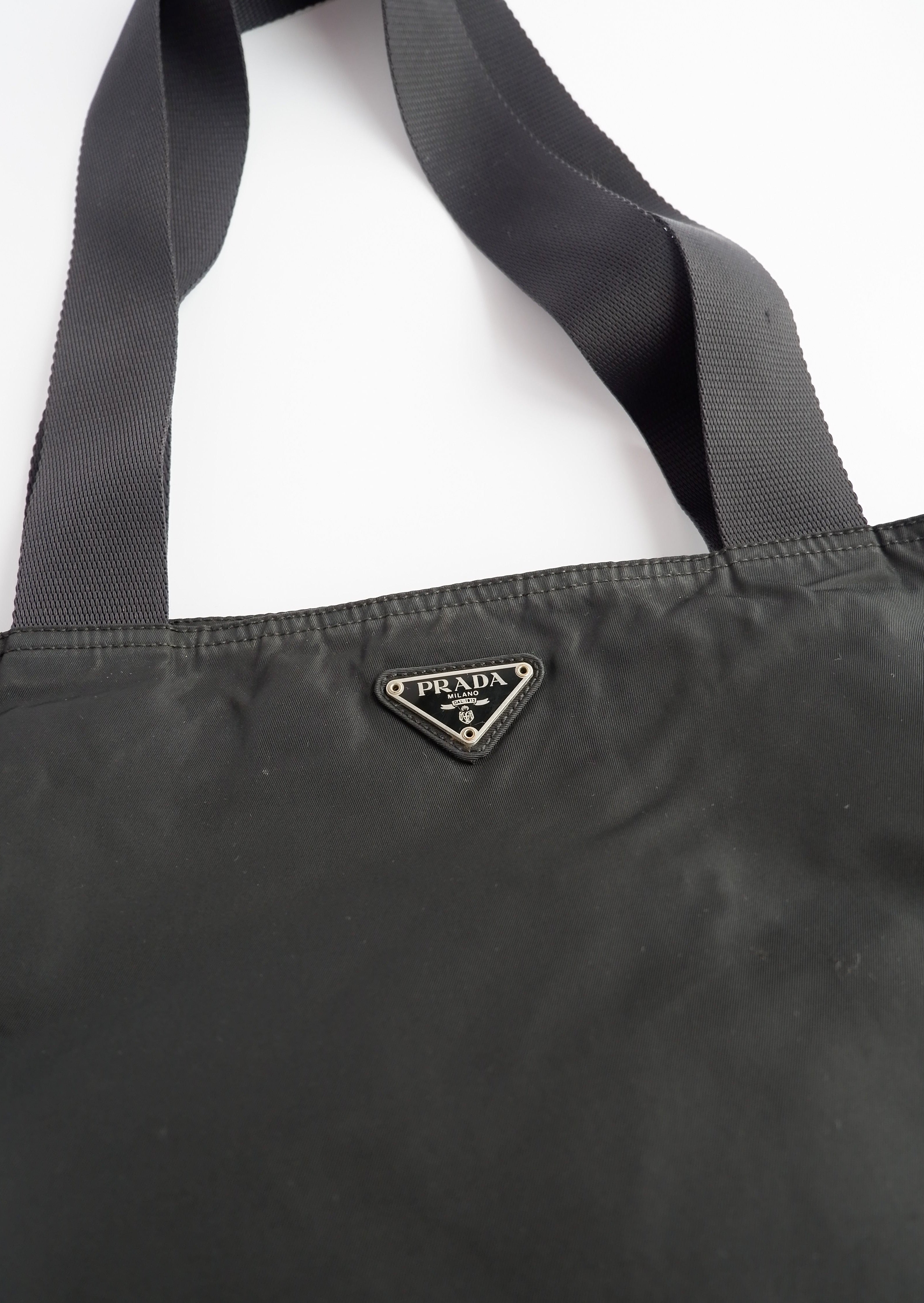 Fourre-tout bandoulière Prada authentique en nylon noir d'occasion