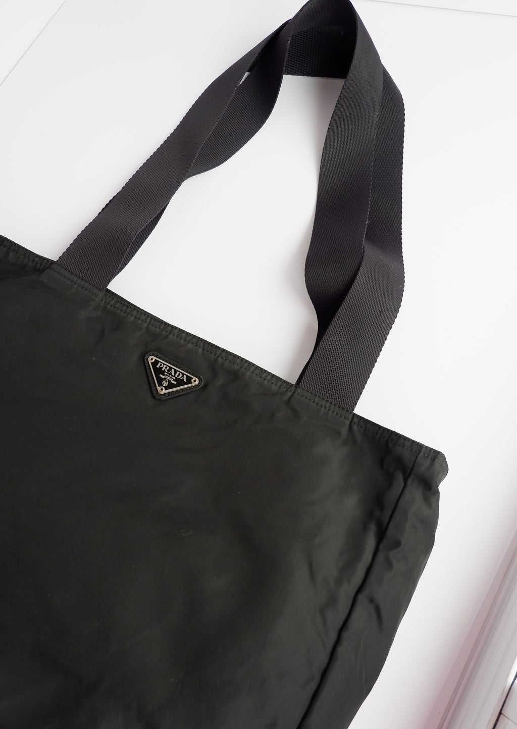 Fourre-tout bandoulière Prada authentique en nylon noir d'occasion