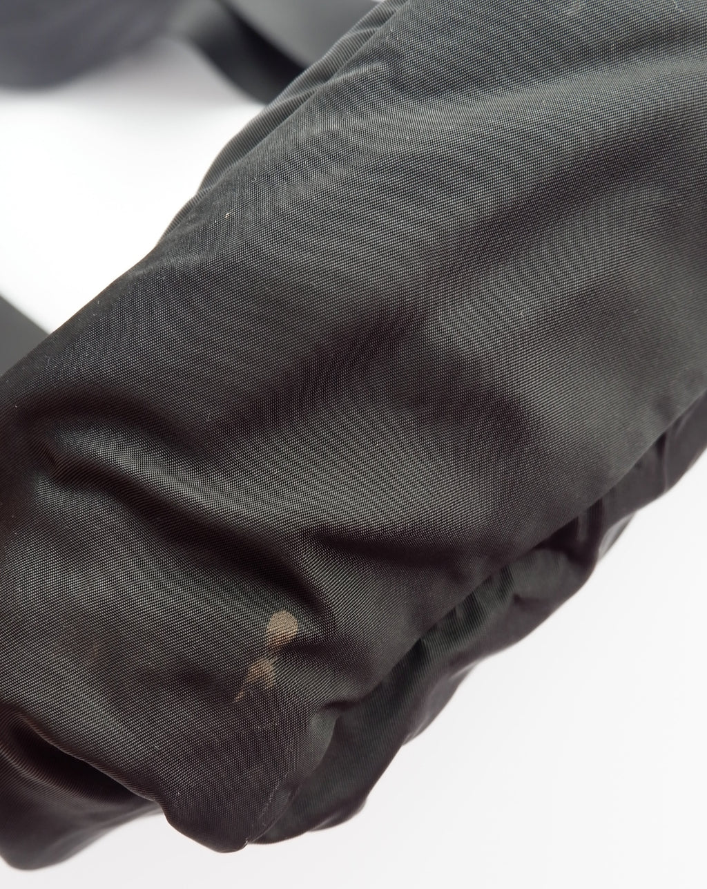 Fourre-tout bandoulière Prada authentique en nylon noir d'occasion