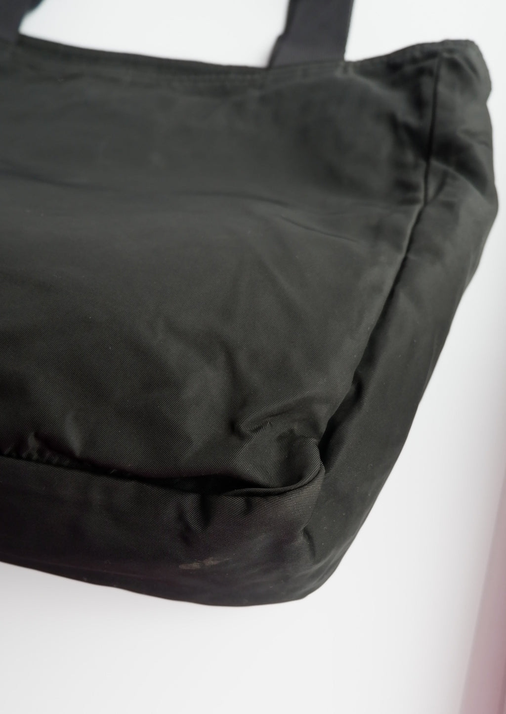 Fourre-tout bandoulière Prada authentique en nylon noir d'occasion