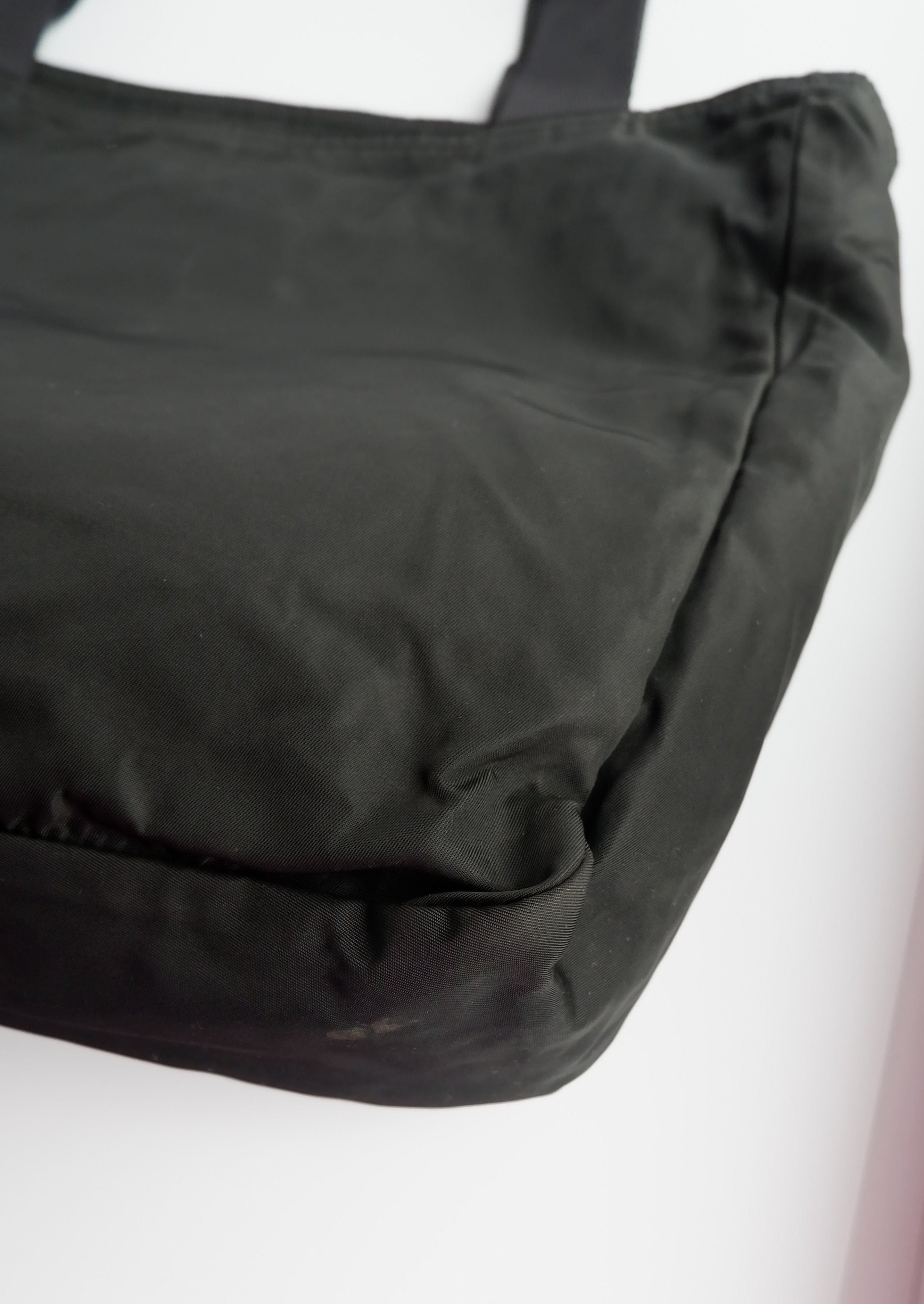 Fourre-tout bandoulière Prada authentique en nylon noir d'occasion