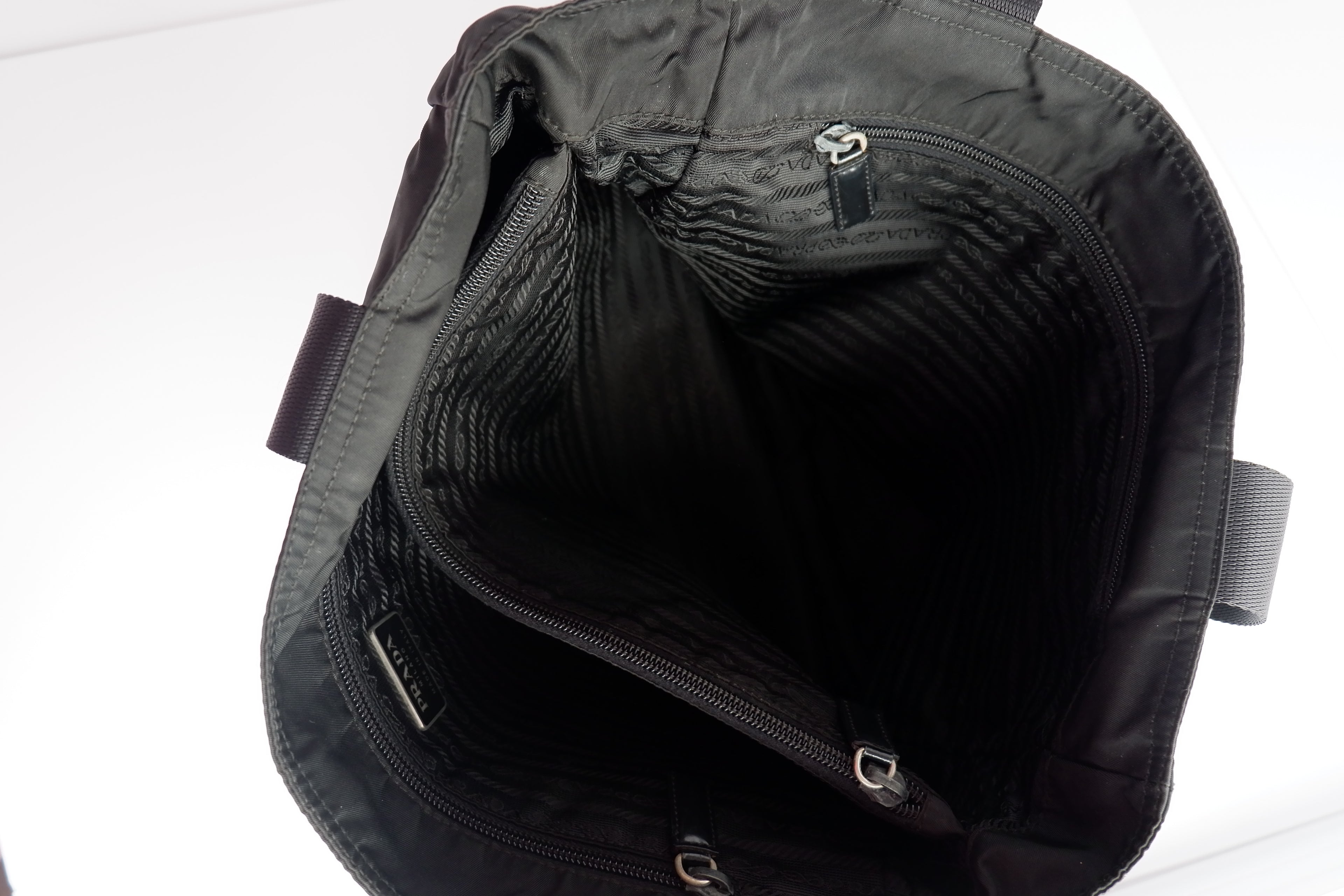 Fourre-tout bandoulière Prada authentique en nylon noir d'occasion
