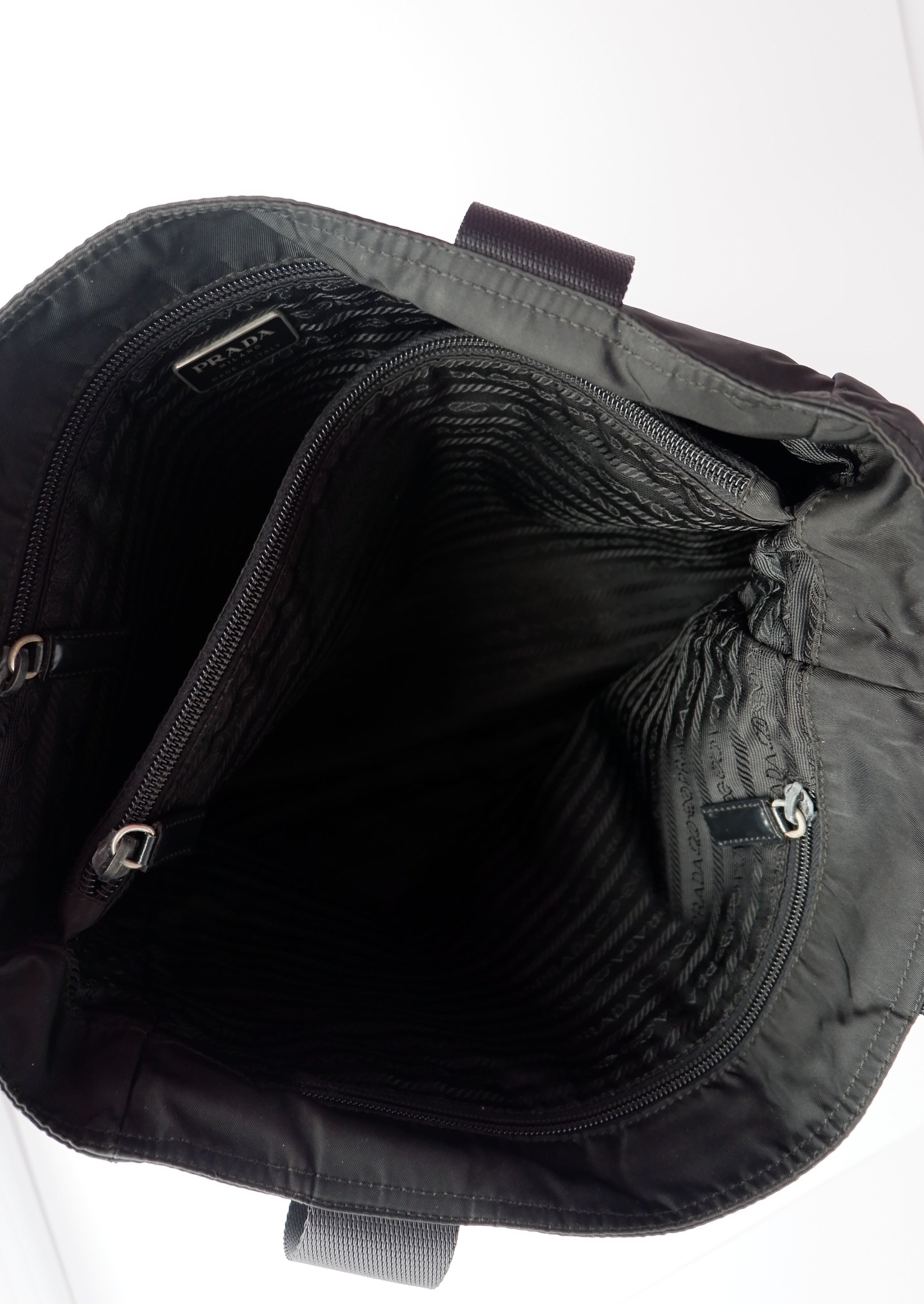 Fourre-tout bandoulière Prada authentique en nylon noir d'occasion